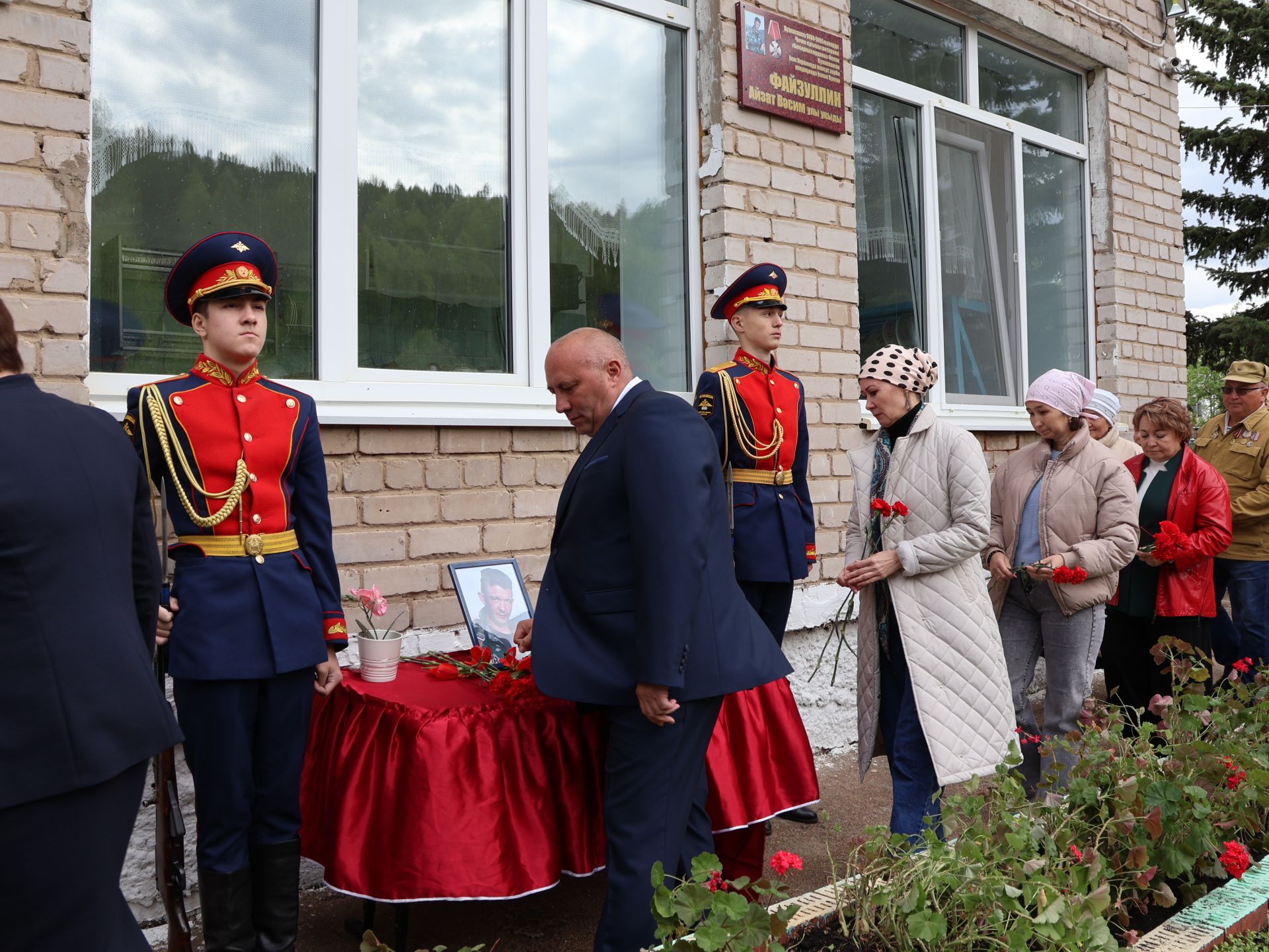 Исемең кайтты синең җыр булып: Уразай мәктәбенә СВОда һәлак булган Айзат Фәйзуллин истәлегенә хәтер тактасы куйдылар