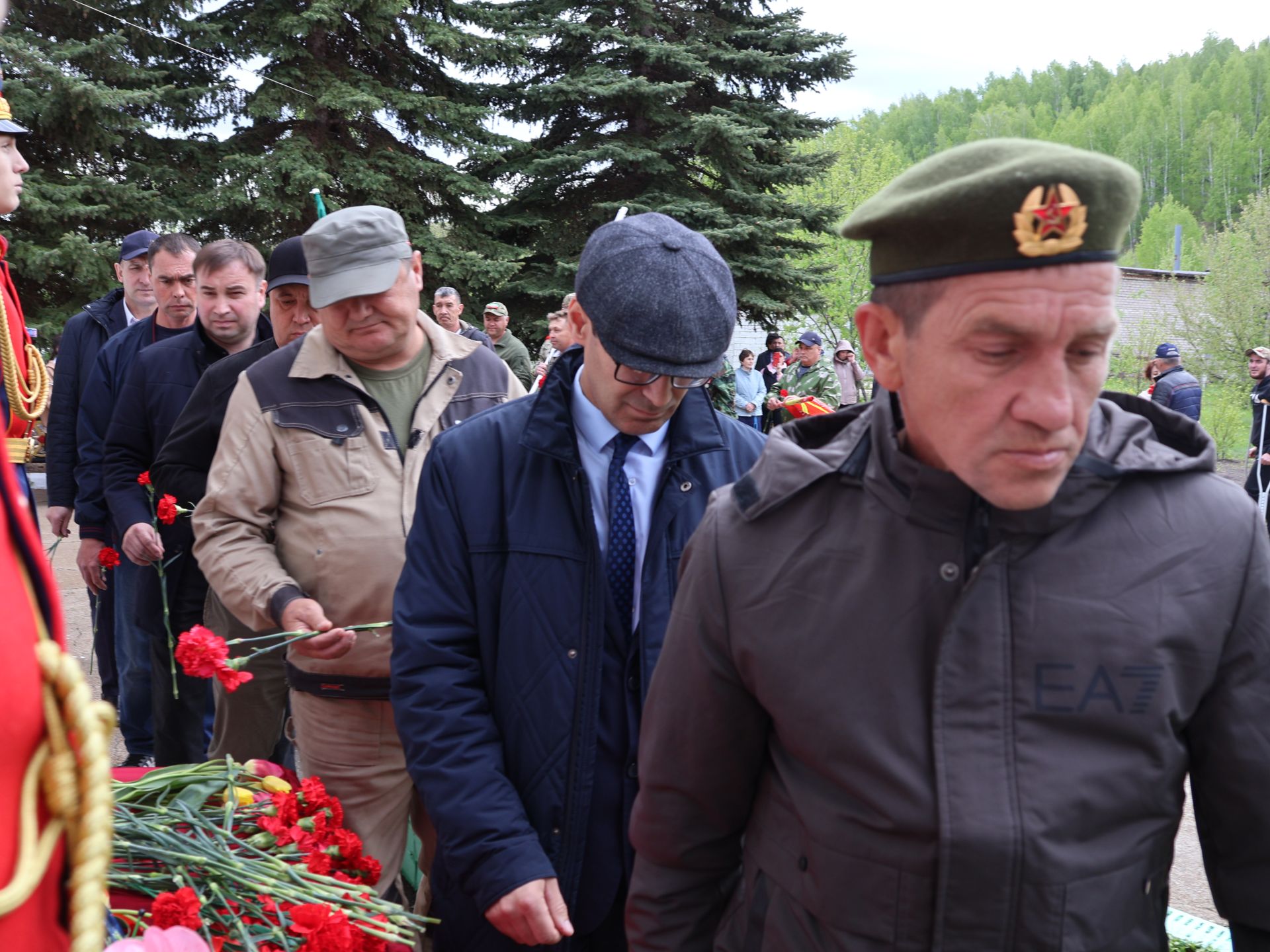 Исемең кайтты синең җыр булып: Уразай мәктәбенә СВОда һәлак булган Айзат Фәйзуллин истәлегенә хәтер тактасы куйдылар