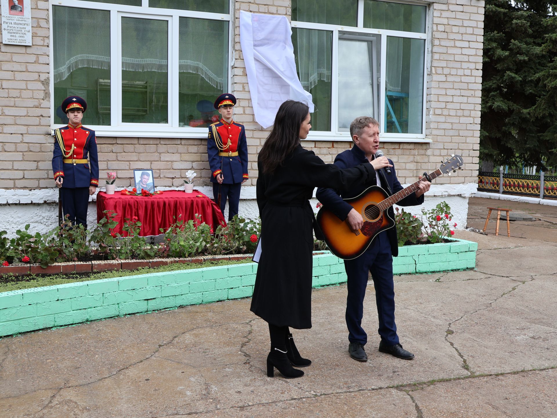 Исемең кайтты синең җыр булып: Уразай мәктәбенә СВОда һәлак булган Айзат Фәйзуллин истәлегенә хәтер тактасы куйдылар