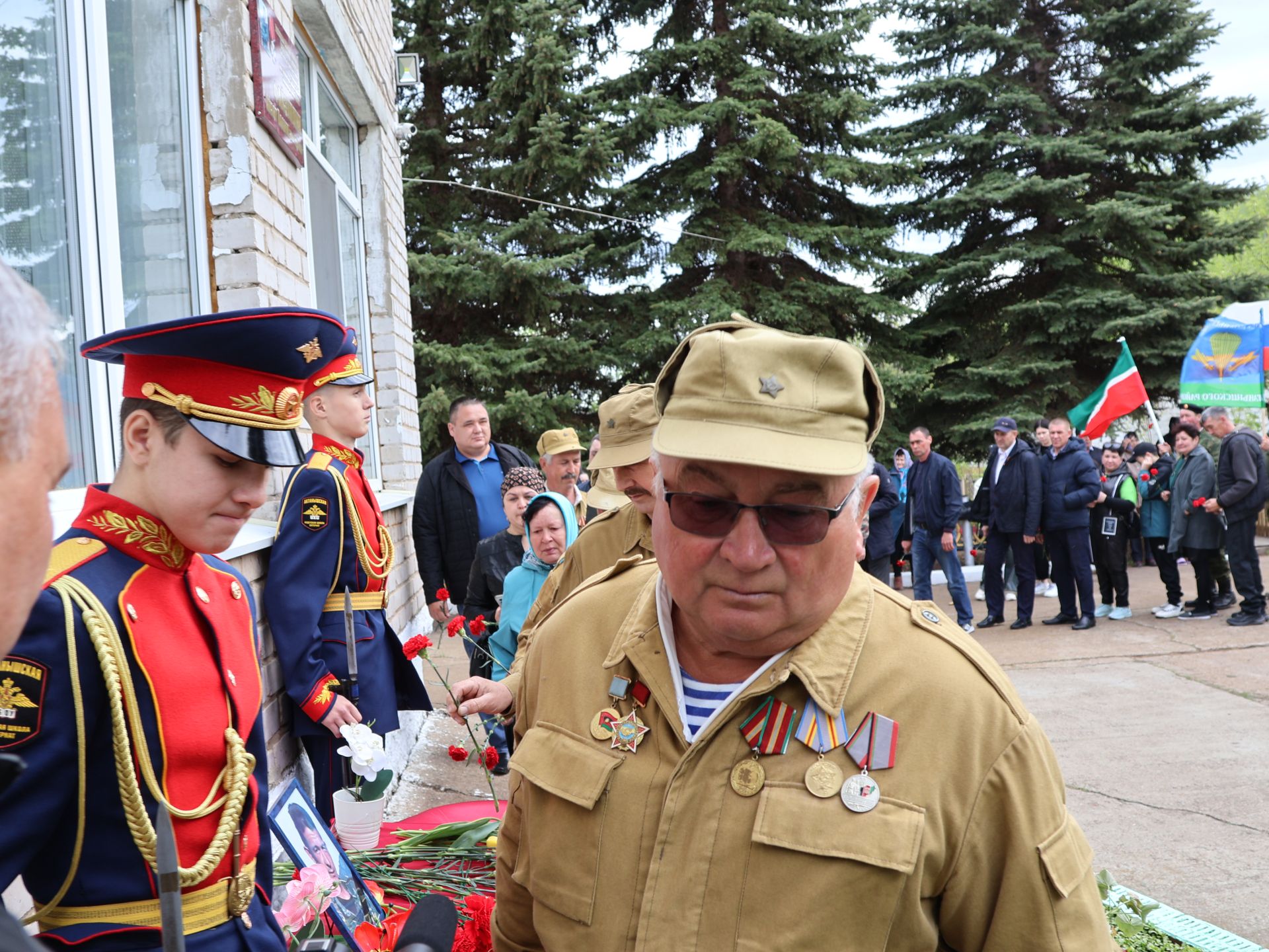 Исемең кайтты синең җыр булып: Уразай мәктәбенә СВОда һәлак булган Айзат Фәйзуллин истәлегенә хәтер тактасы куйдылар