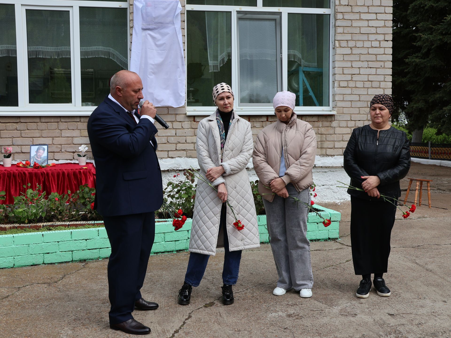 Исемең кайтты синең җыр булып: Уразай мәктәбенә СВОда һәлак булган Айзат Фәйзуллин истәлегенә хәтер тактасы куйдылар