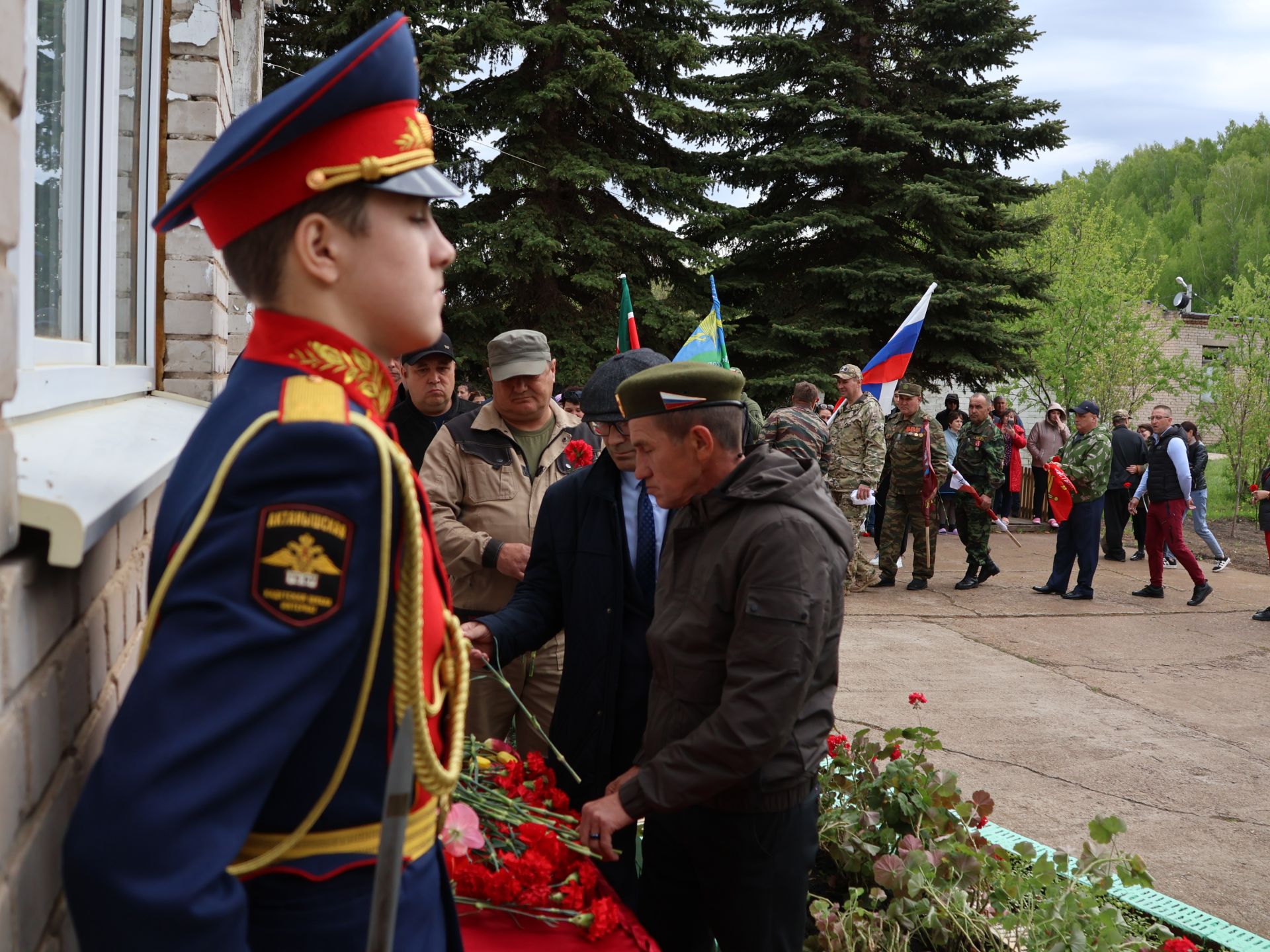 Исемең кайтты синең җыр булып: Уразай мәктәбенә СВОда һәлак булган Айзат Фәйзуллин истәлегенә хәтер тактасы куйдылар