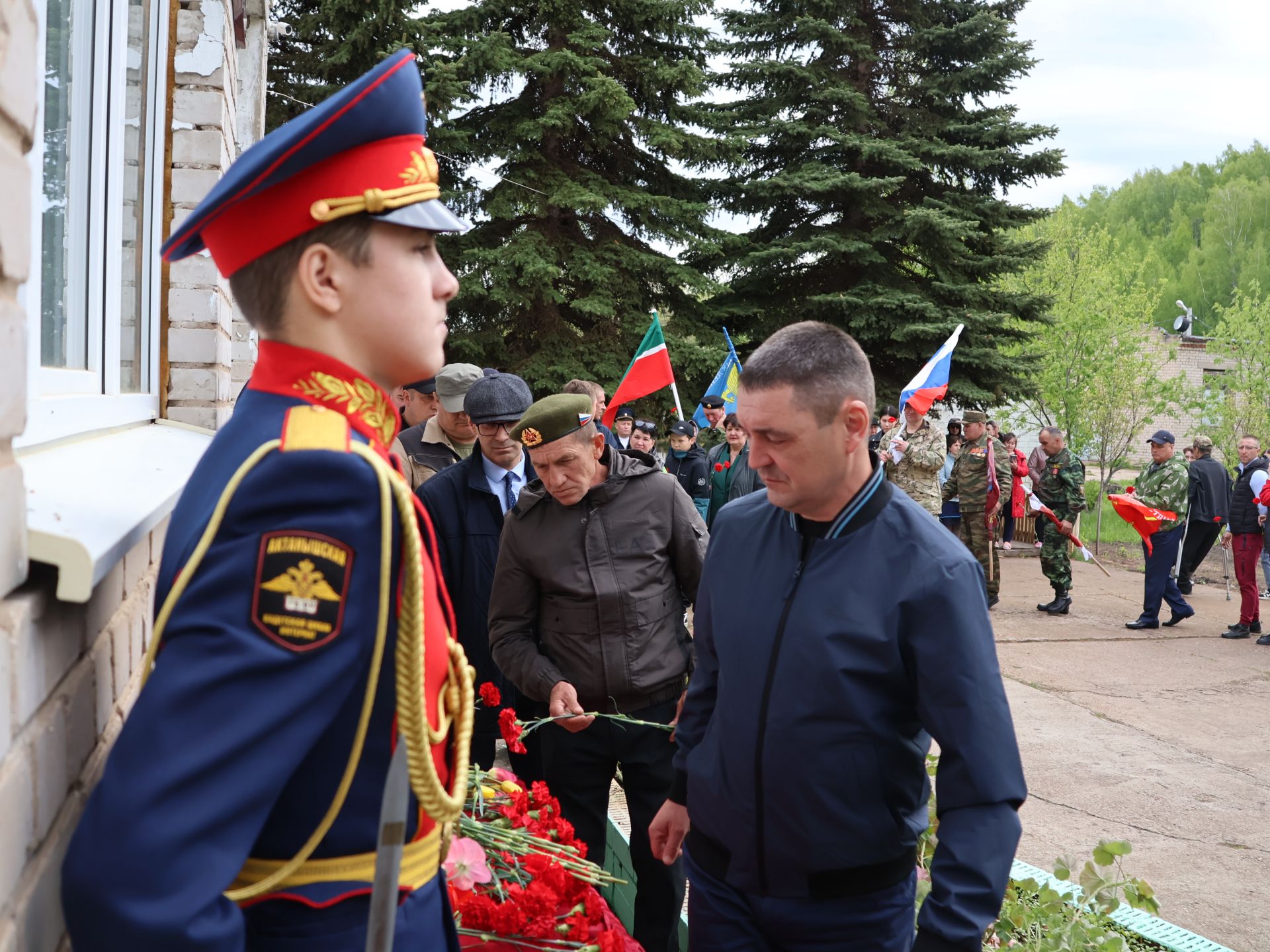 Исемең кайтты синең җыр булып: Уразай мәктәбенә СВОда һәлак булган Айзат Фәйзуллин истәлегенә хәтер тактасы куйдылар