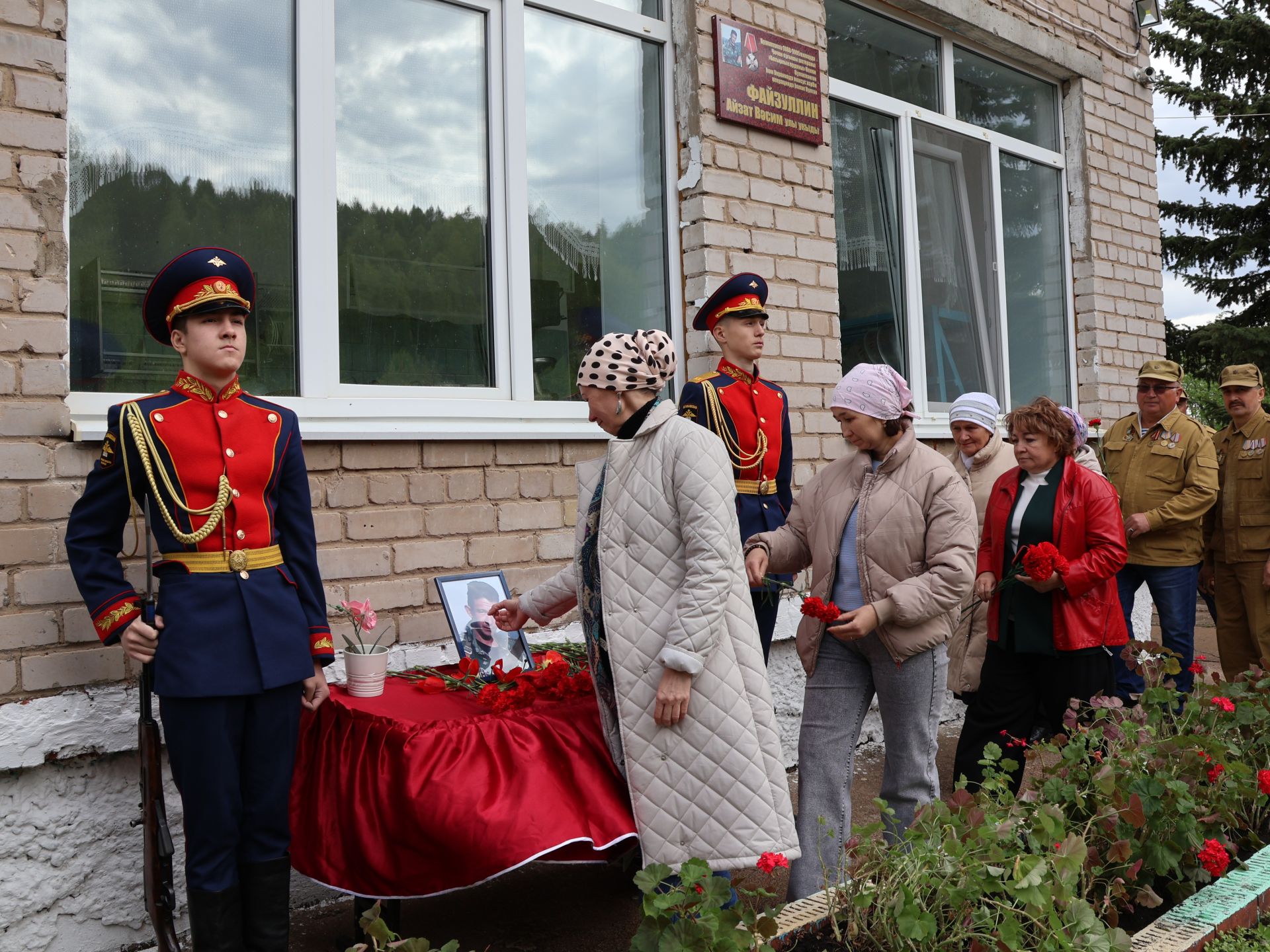 Исемең кайтты синең җыр булып: Уразай мәктәбенә СВОда һәлак булган Айзат Фәйзуллин истәлегенә хәтер тактасы куйдылар