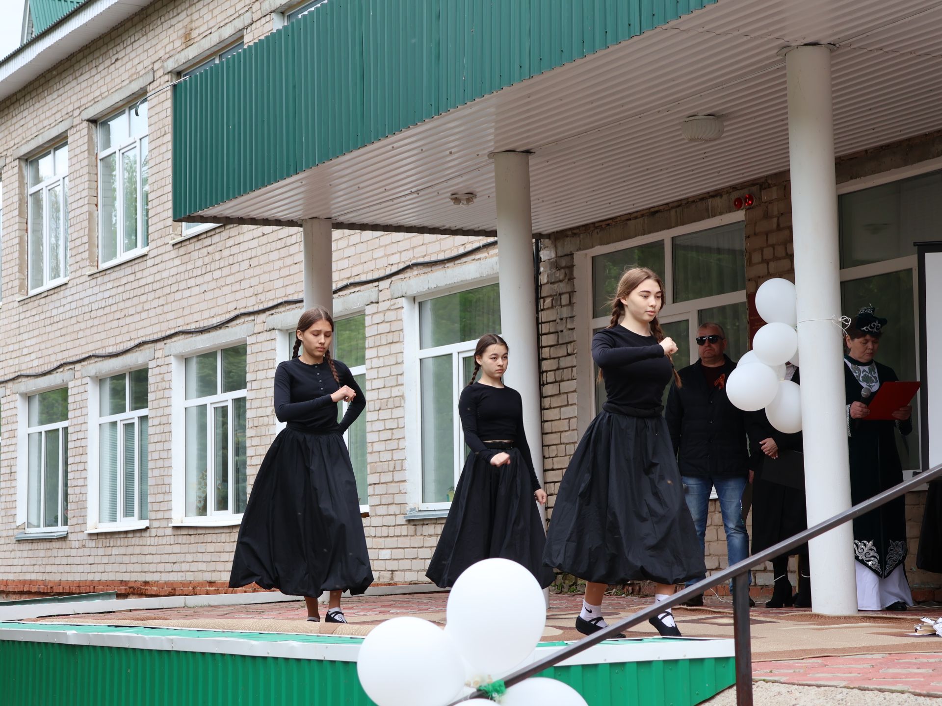 Исемең кайтты синең җыр булып: Уразай мәктәбенә СВОда һәлак булган Айзат Фәйзуллин истәлегенә хәтер тактасы куйдылар