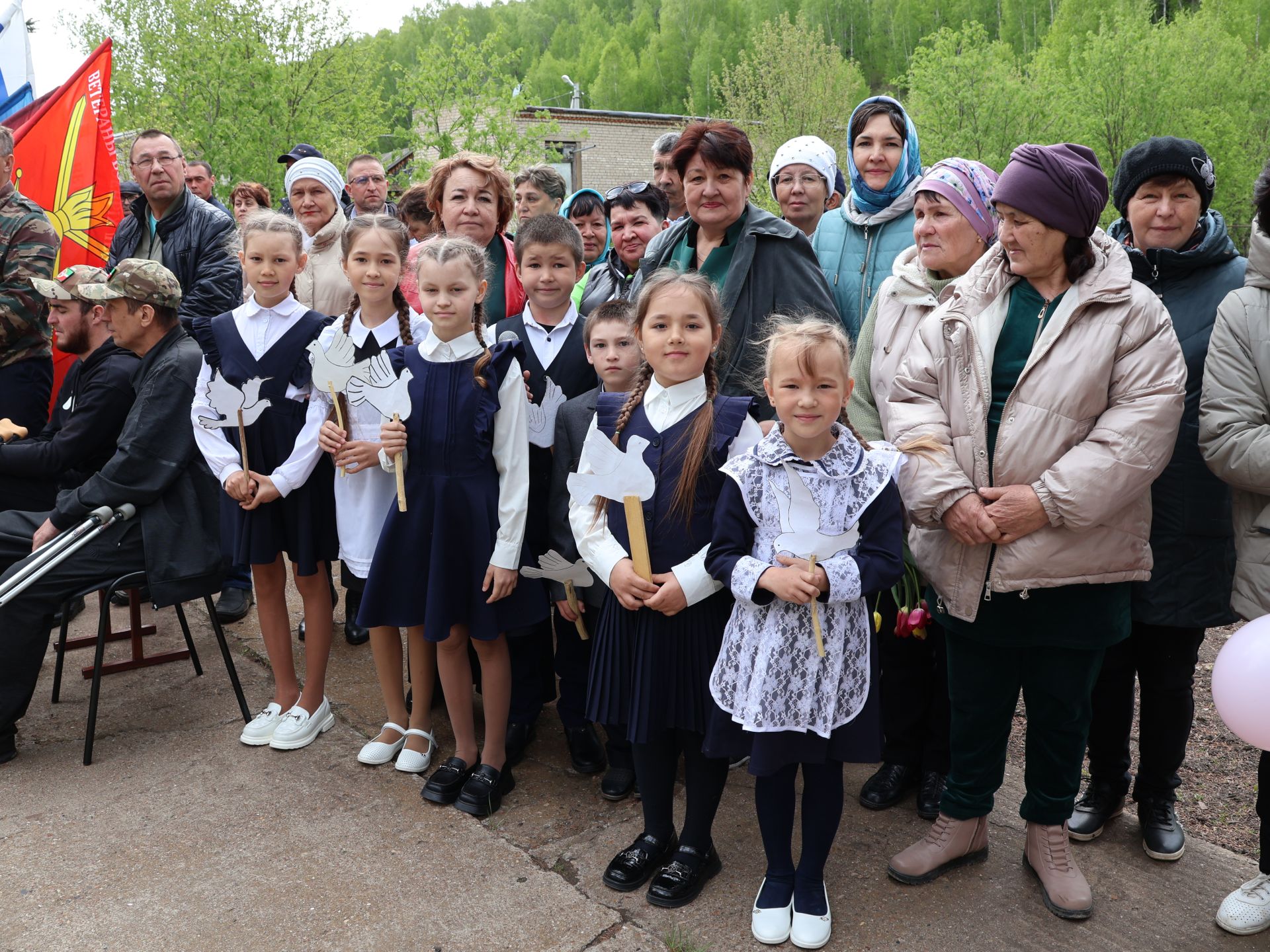 Исемең кайтты синең җыр булып: Уразай мәктәбенә СВОда һәлак булган Айзат Фәйзуллин истәлегенә хәтер тактасы куйдылар