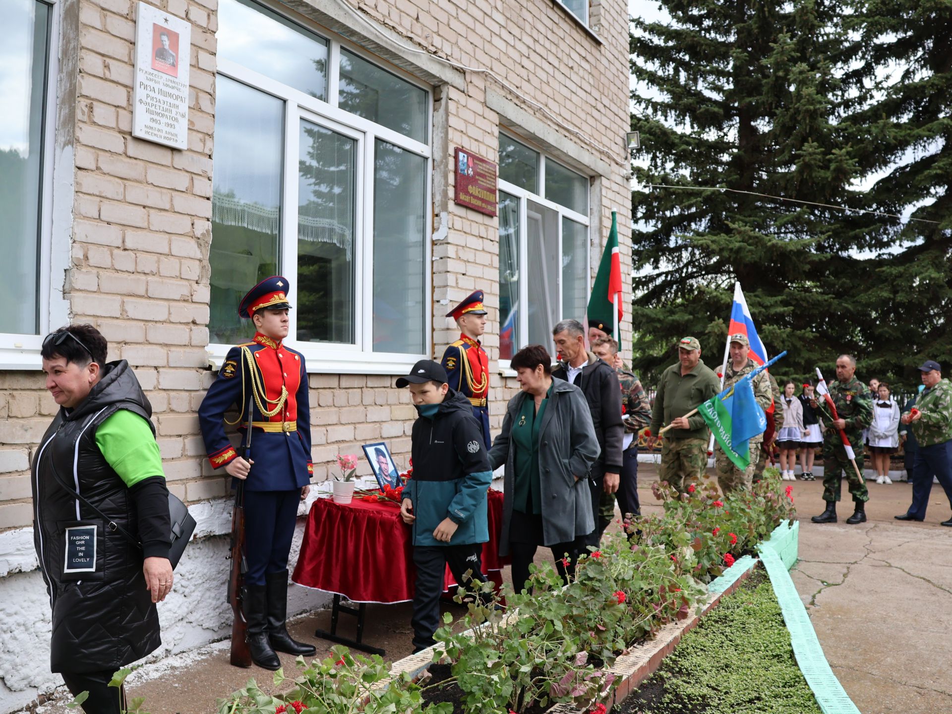 Исемең кайтты синең җыр булып: Уразай мәктәбенә СВОда һәлак булган Айзат Фәйзуллин истәлегенә хәтер тактасы куйдылар