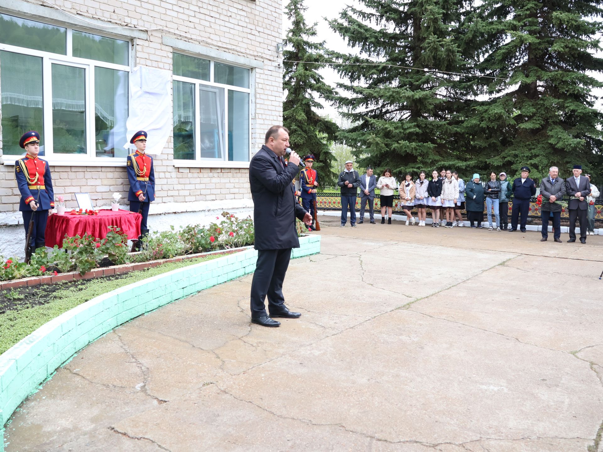 Исемең кайтты синең җыр булып: Уразай мәктәбенә СВОда һәлак булган Айзат Фәйзуллин истәлегенә хәтер тактасы куйдылар