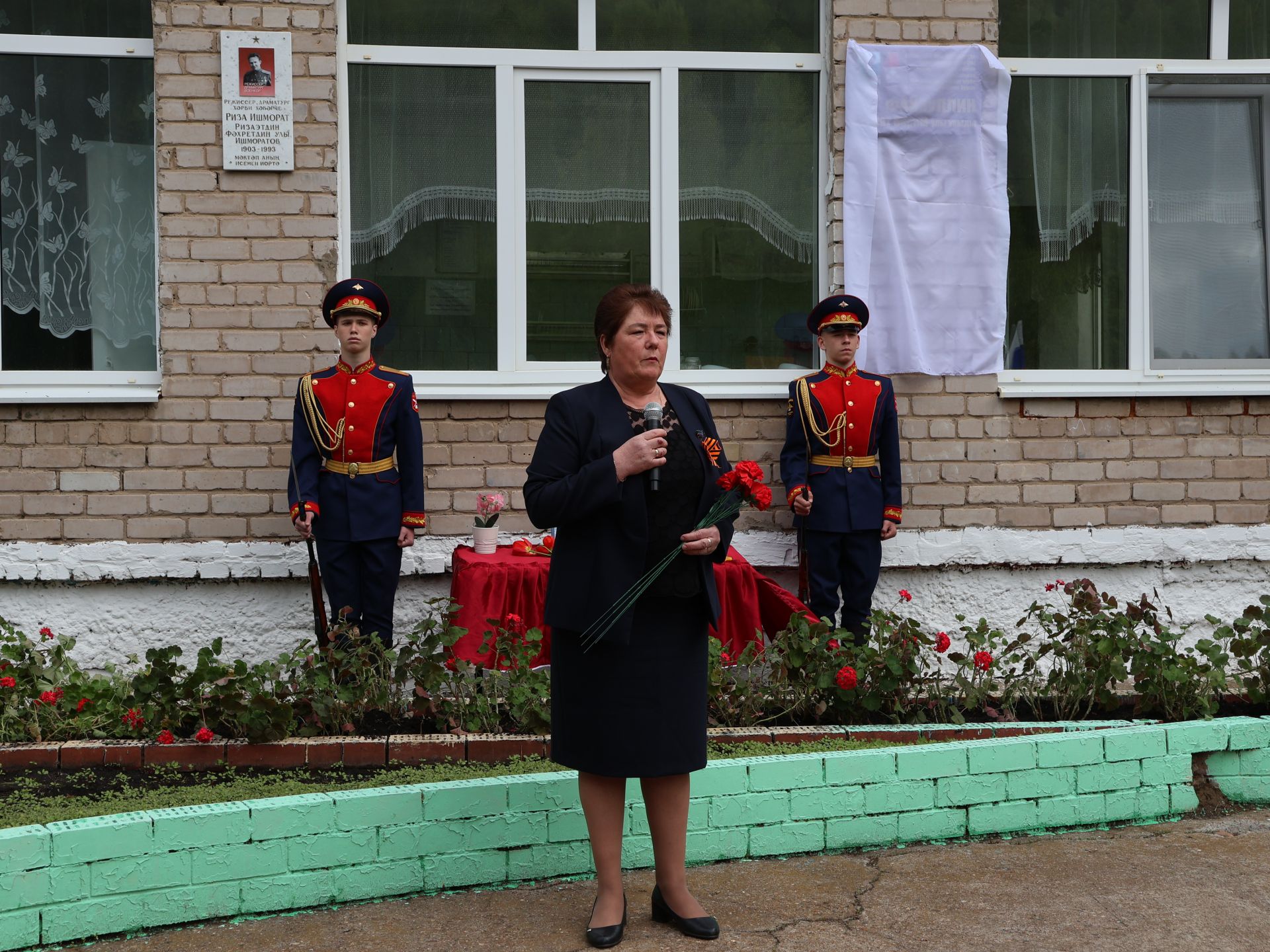 Исемең кайтты синең җыр булып: Уразай мәктәбенә СВОда һәлак булган Айзат Фәйзуллин истәлегенә хәтер тактасы куйдылар