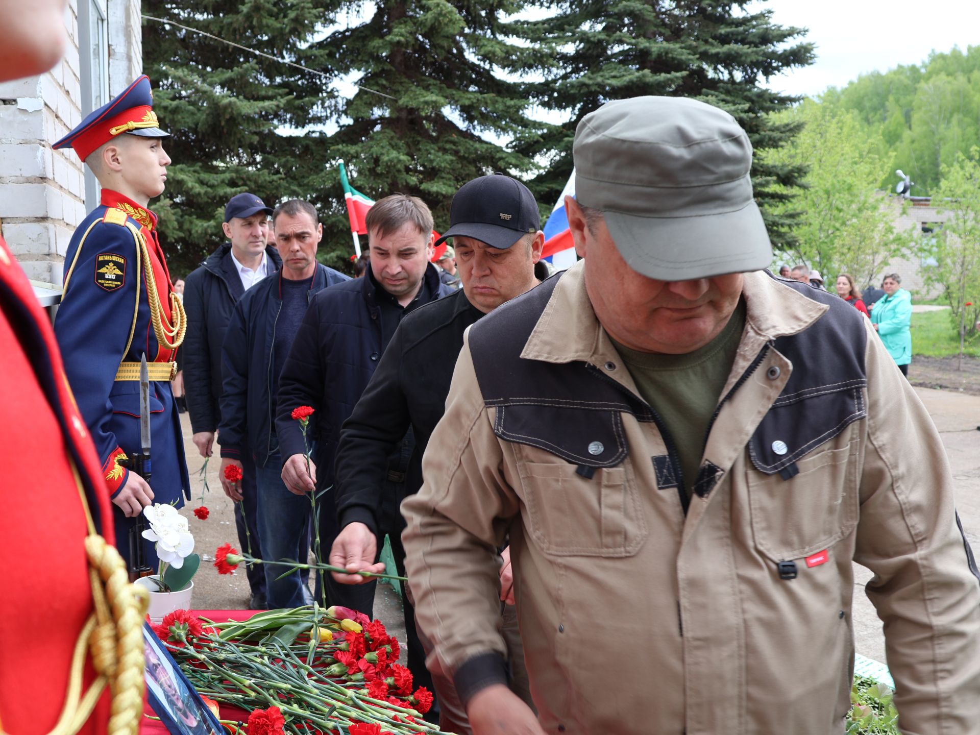 Исемең кайтты синең җыр булып: Уразай мәктәбенә СВОда һәлак булган Айзат Фәйзуллин истәлегенә хәтер тактасы куйдылар