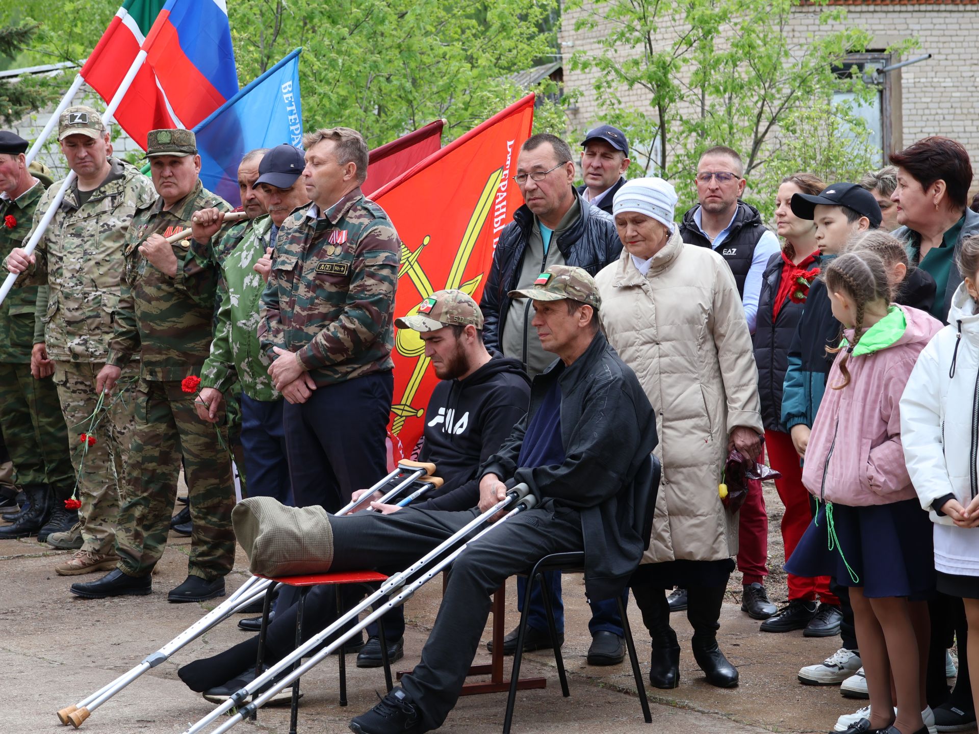 Исемең кайтты синең җыр булып: Уразай мәктәбенә СВОда һәлак булган Айзат Фәйзуллин истәлегенә хәтер тактасы куйдылар