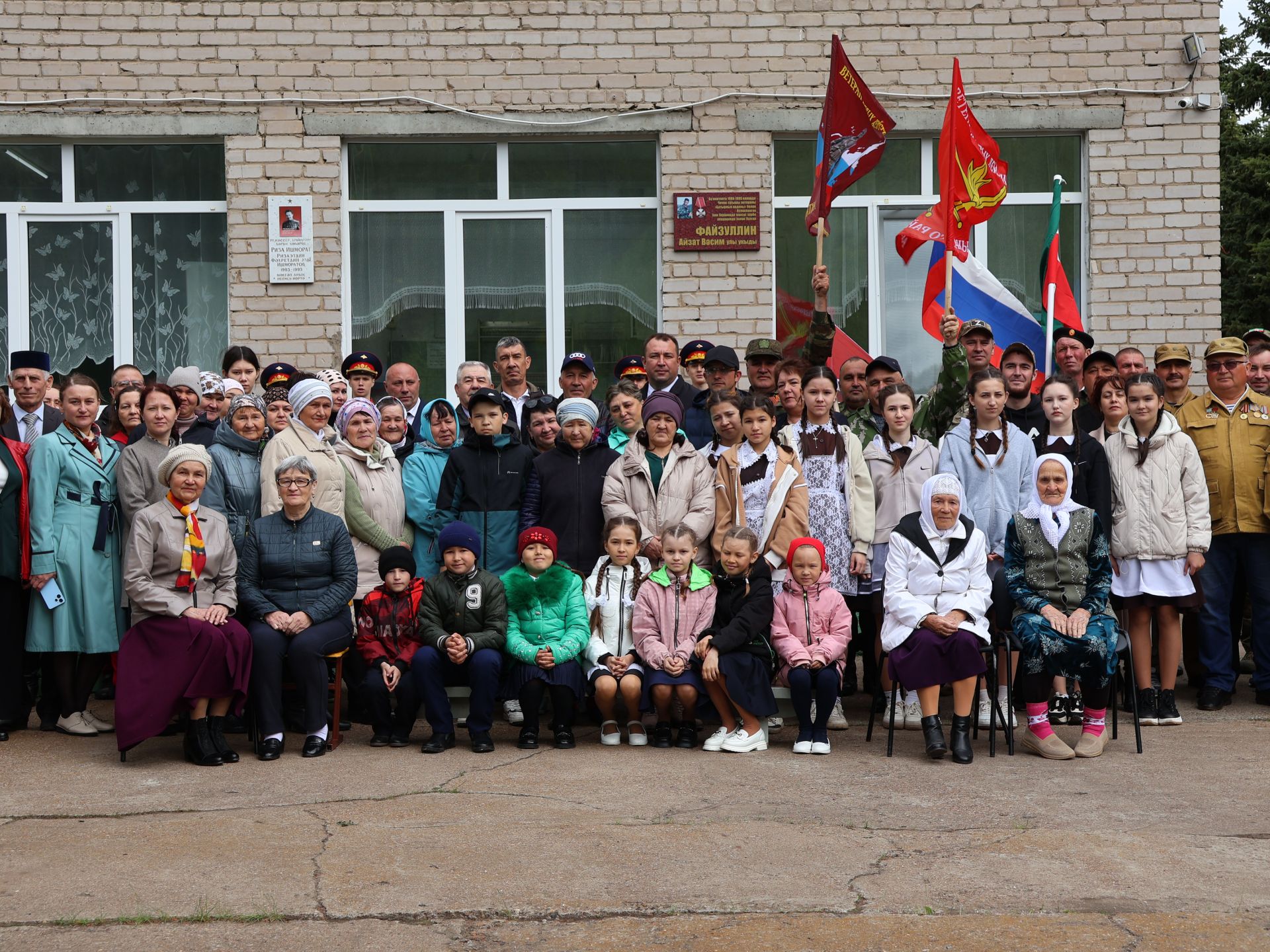 Исемең кайтты синең җыр булып: Уразай мәктәбенә СВОда һәлак булган Айзат Фәйзуллин истәлегенә хәтер тактасы куйдылар