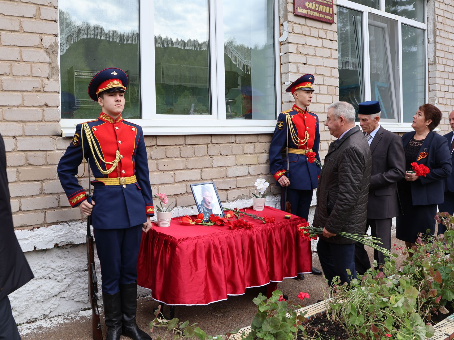 Исемең кайтты синең җыр булып: Уразай мәктәбенә СВОда һәлак булган Айзат Фәйзуллин истәлегенә хәтер тактасы куйдылар