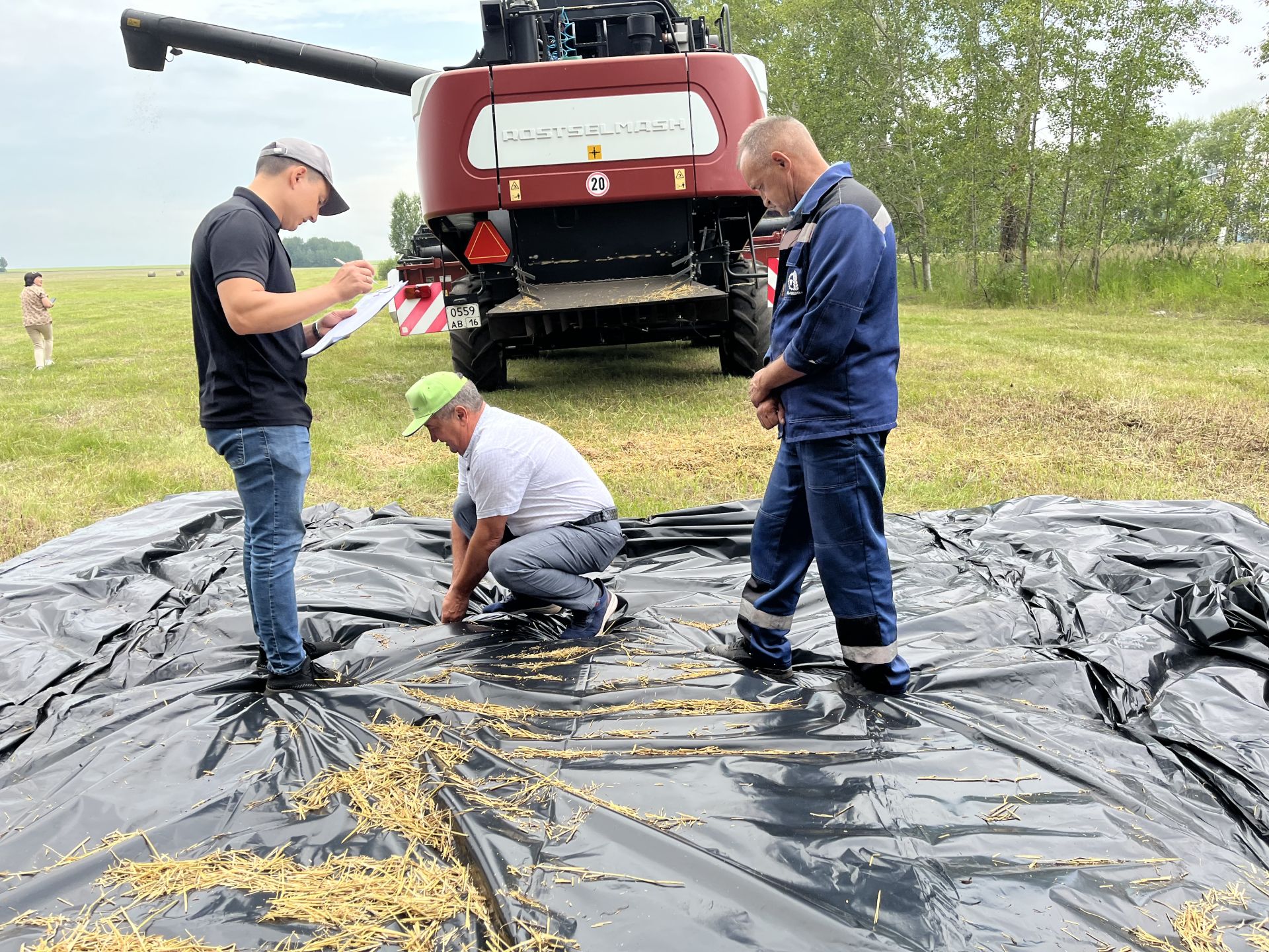 Актаныш районы башлыгы Ленар Зарипов быелгы урып- җыюга кыр корабларын иң яхшы әзерләгән комбайнчыларны бүләкләде