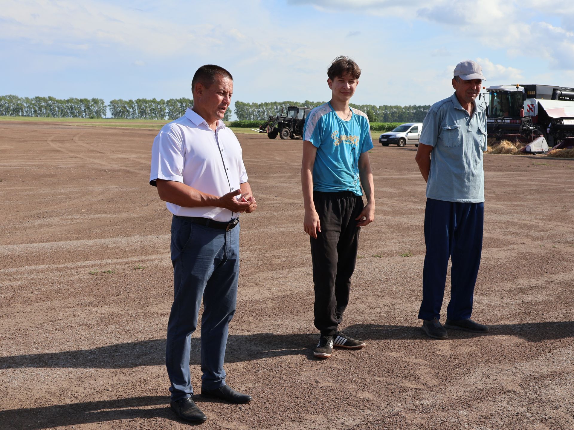 «Чишмә» хуҗалыгы, «Әнәк» һәм «Актаныш» агрофирмалары Комбайннар парадына ныклы әзерлек белән килгән