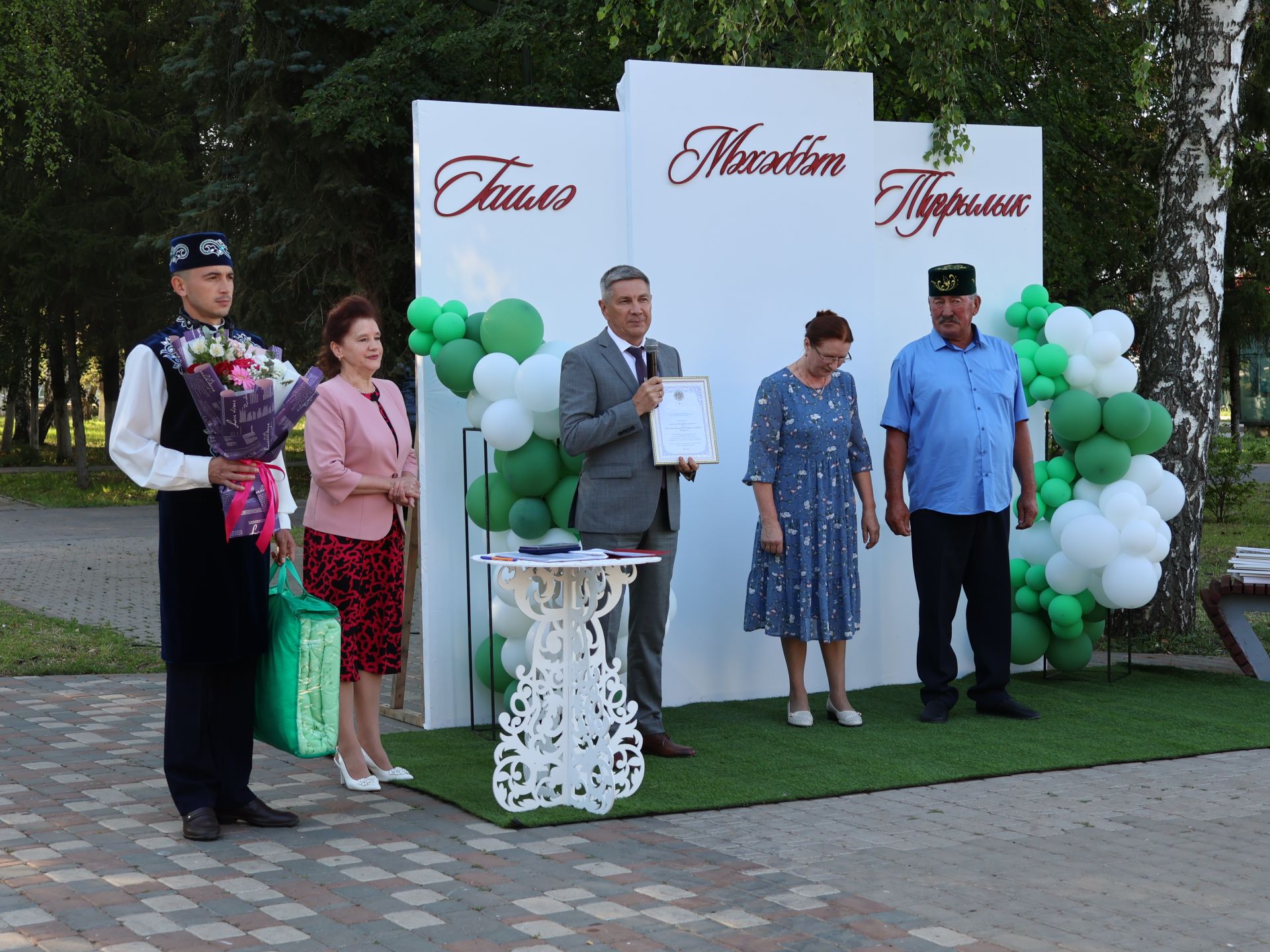 Без әле дә бергә, без әле дә матур: Бүген Актанышта Гаилә, мәхәббәт һәм тугрылык көнендә үрнәк парларны хөрмәтләделәр