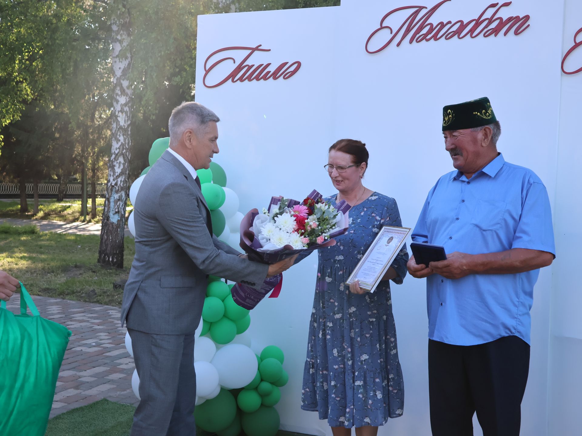 Без әле дә бергә, без әле дә матур: Бүген Актанышта Гаилә, мәхәббәт һәм тугрылык көнендә үрнәк парларны хөрмәтләделәр