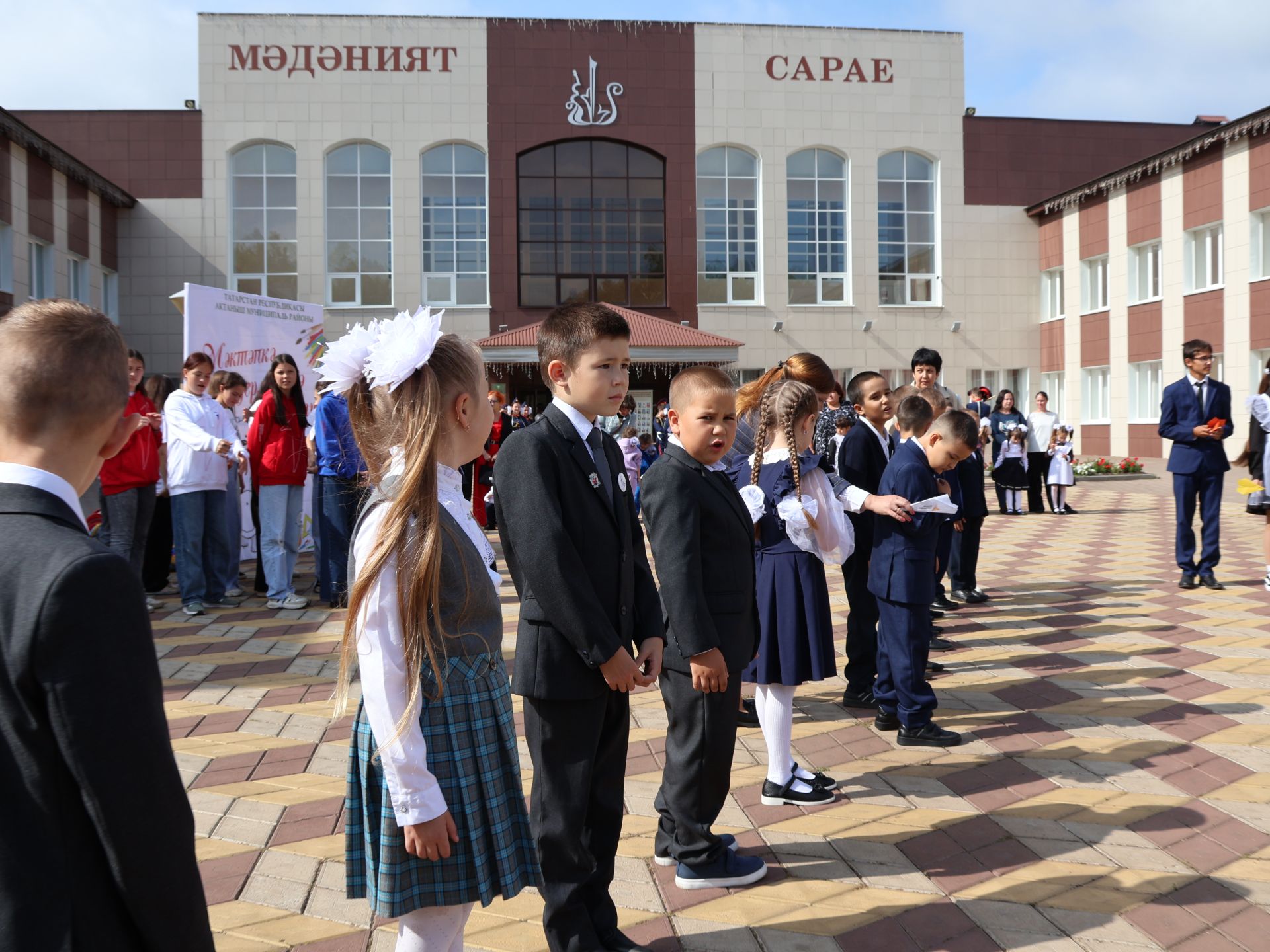 Ленар Зарипов мәгариф хезмәткәрләре конференциясендә Актанышка эшкә кайткан яшь укытучыларга 100 мең сум акча биреләчәген әйтте