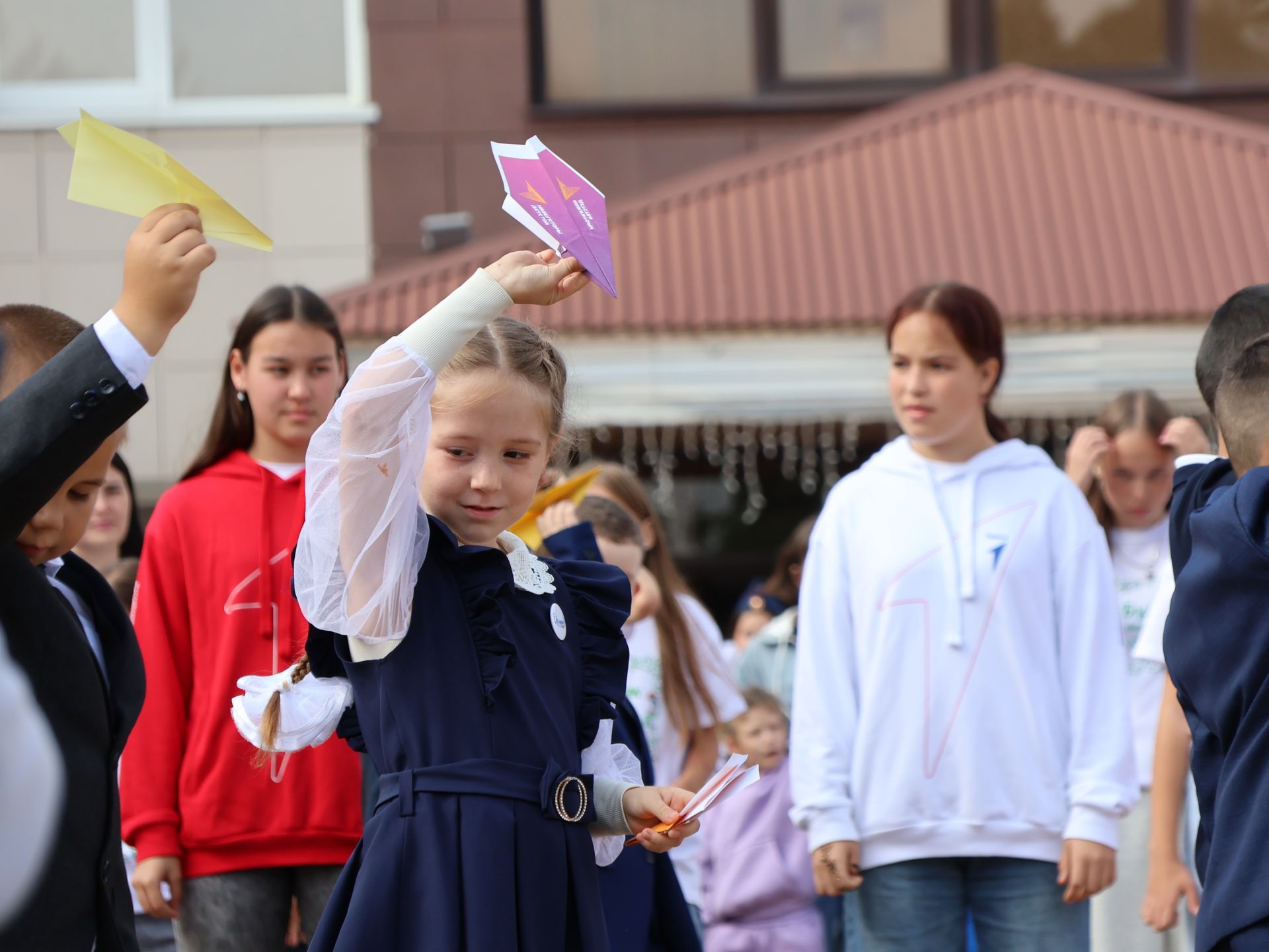 Ленар Зарипов мәгариф хезмәткәрләре конференциясендә Актанышка эшкә кайткан яшь укытучыларга 100 мең сум акча биреләчәген әйтте