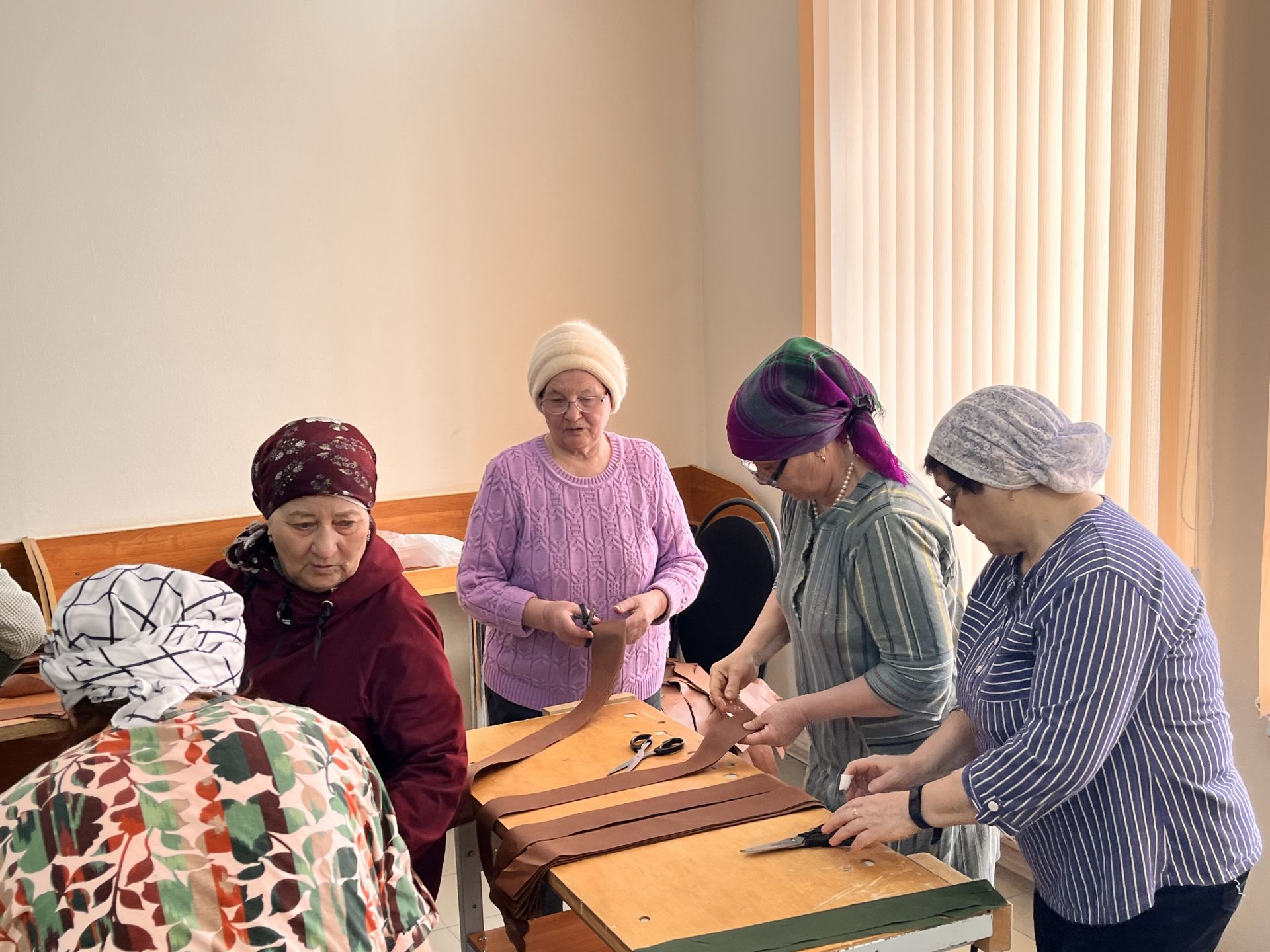 Энергияне икенче якка: «Сәламәтлек» клубына йөрүчеләр маскировка челтәрләре үрәләр