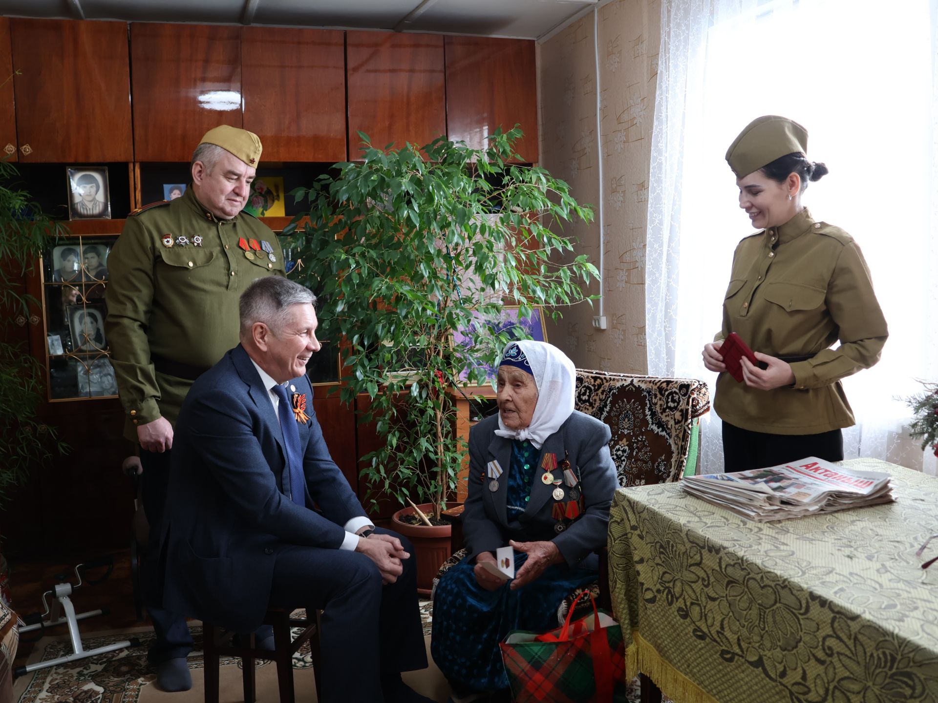 Район башлыгы Ленар Зарипов Актанышның тыл ветераннарына «Бөек Җиңүгә 80 ел» медален тапшырды