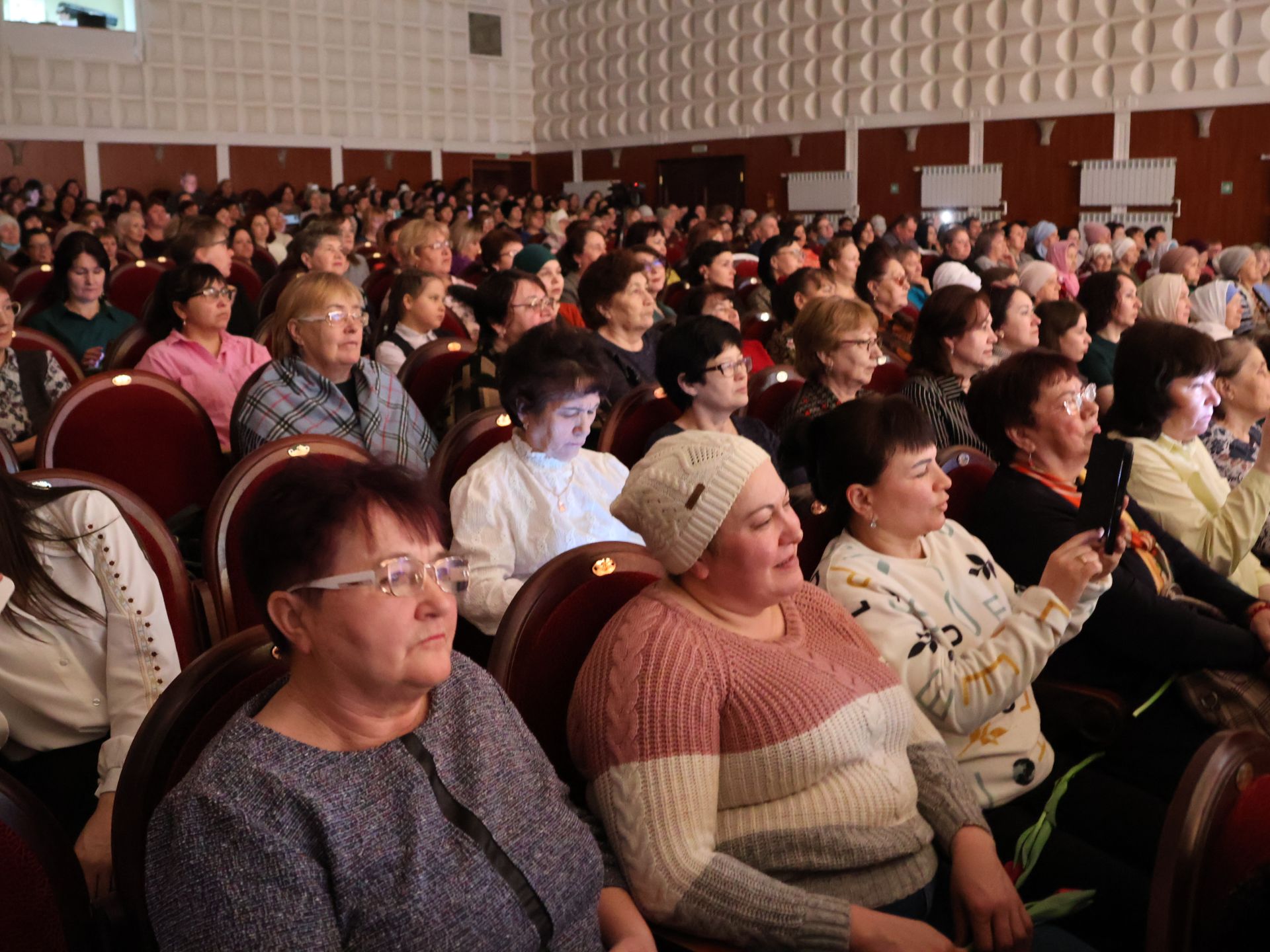 Актаныш гүзәлләрен 8 Март- Халыкара хатын-кызлар көне белән котладылар (фотолар)