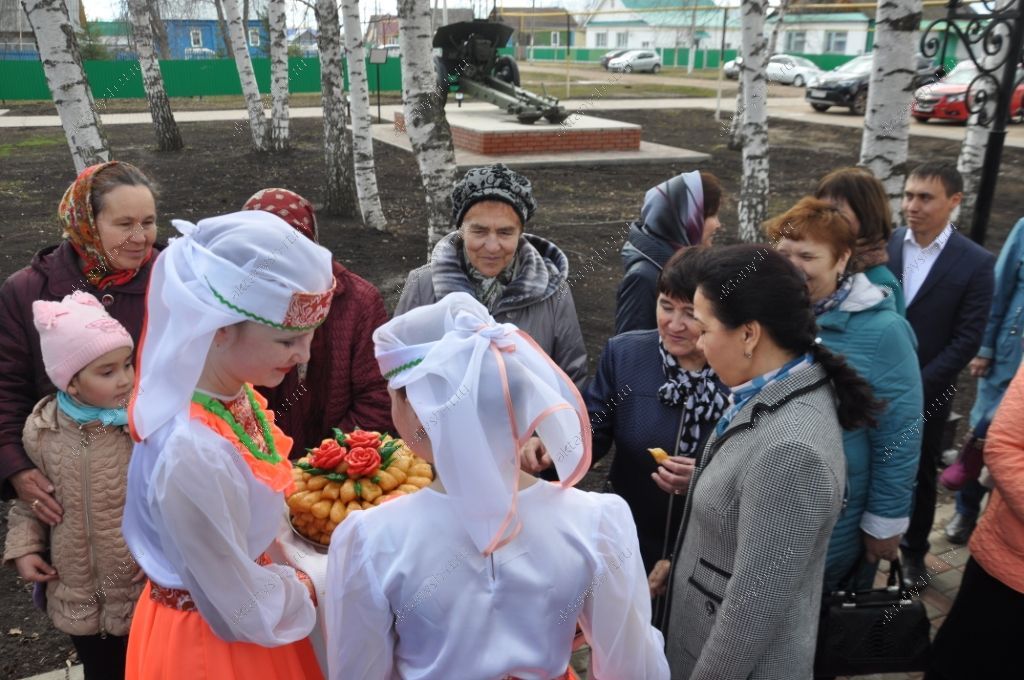 ЧИШМӘ ХАЛКЫ АВЫЛ КӨНЕН БӘЙРӘМ ИТТЕ:  Бер очрашу - үзе бер гомер