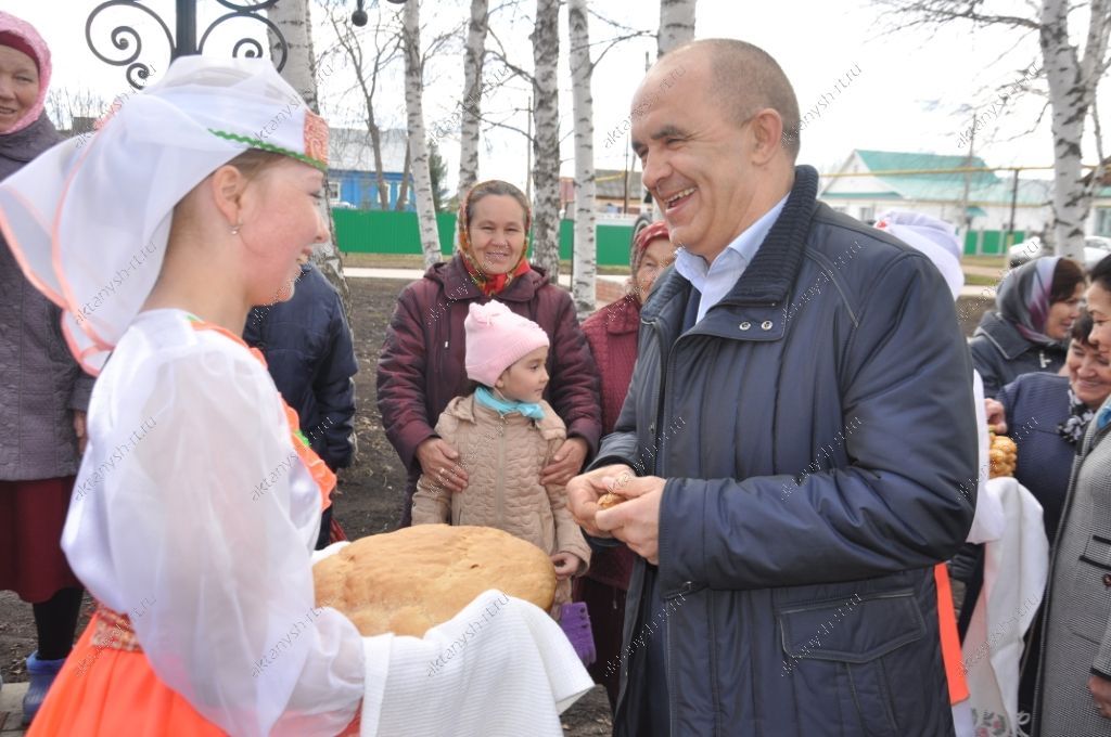 ЧИШМӘ ХАЛКЫ АВЫЛ КӨНЕН БӘЙРӘМ ИТТЕ:  Бер очрашу - үзе бер гомер