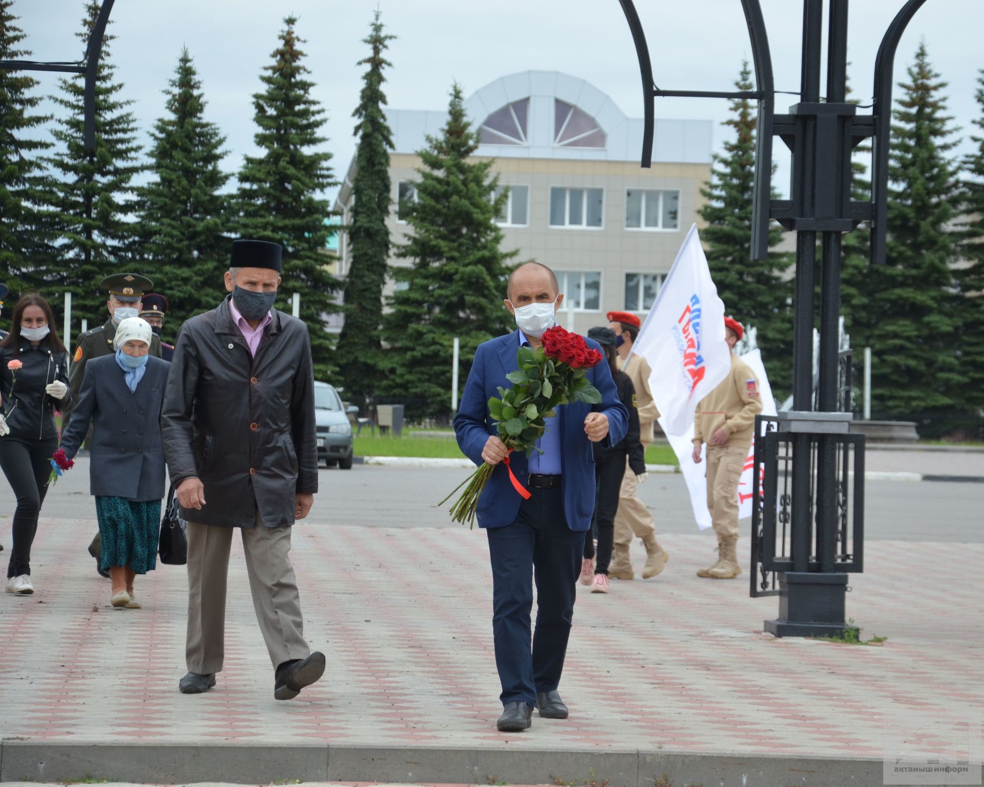 Бөек Ватан сугышында һәлак булганнарны бер минутлык тынлык белән искә алдылар