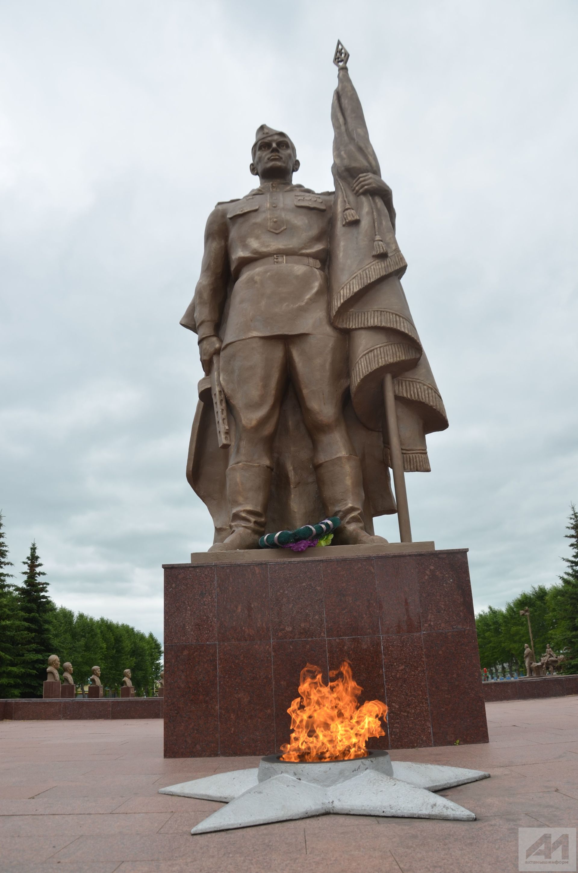 Бөек Ватан сугышында һәлак булганнарны бер минутлык тынлык белән искә алдылар