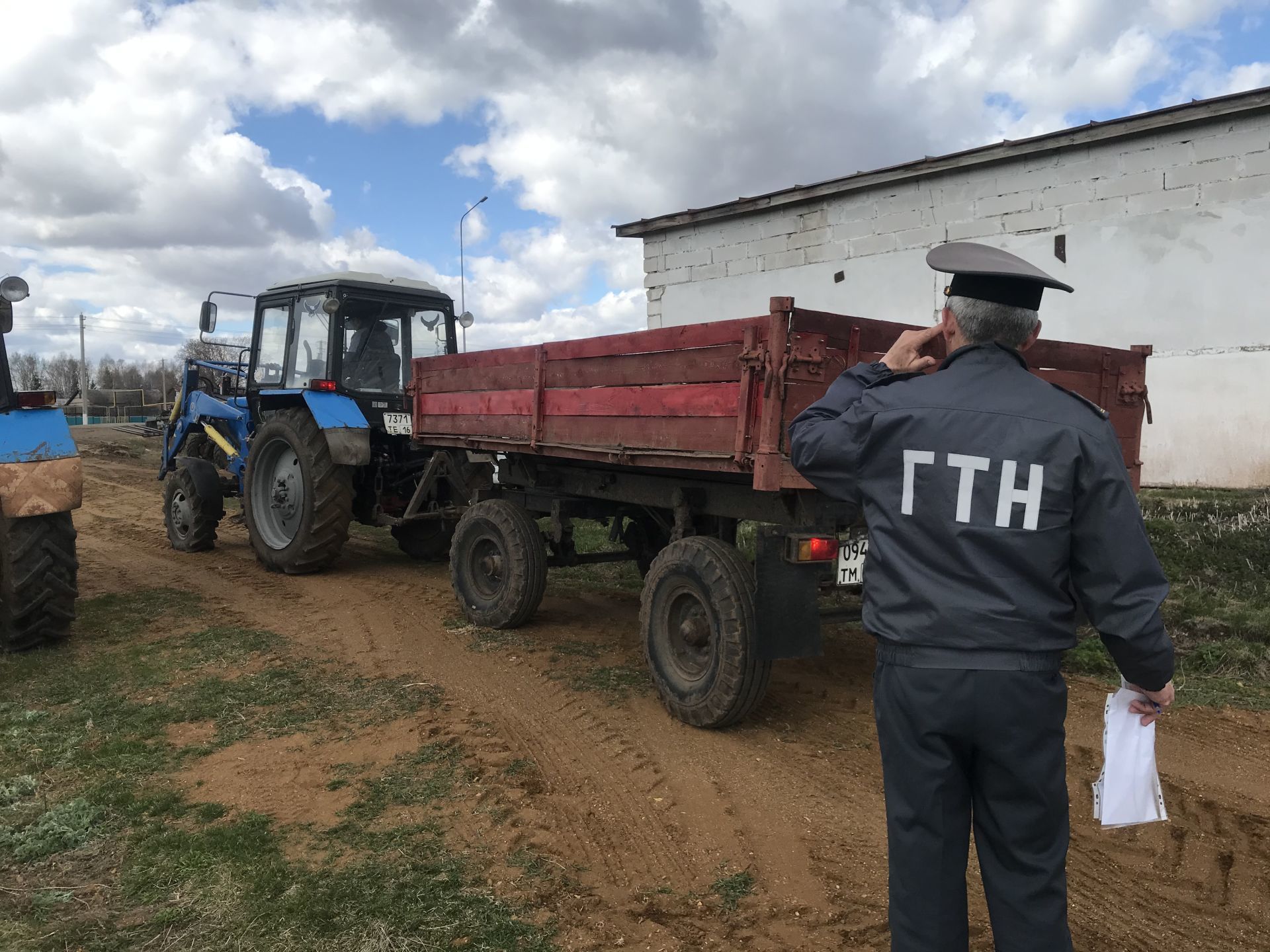 Такталачык җирлегендә шәхси хуҗалыклар тракторлары техник карау узды