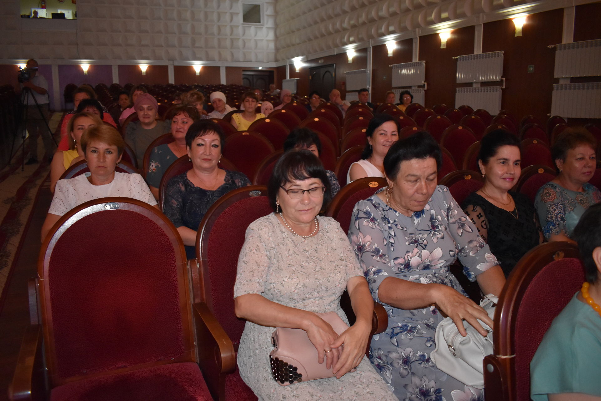 Беренче "Ак чәчәкләр"  бәйгесе җиңүчесе- район үзәк хастаханәсе табиб-хирургы Валерий Усманов!