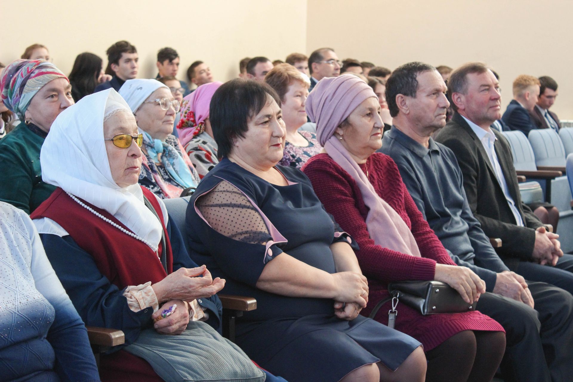 Технология техникумында укытучыларны һәм өлкәннәрне хөрмәтләделәр