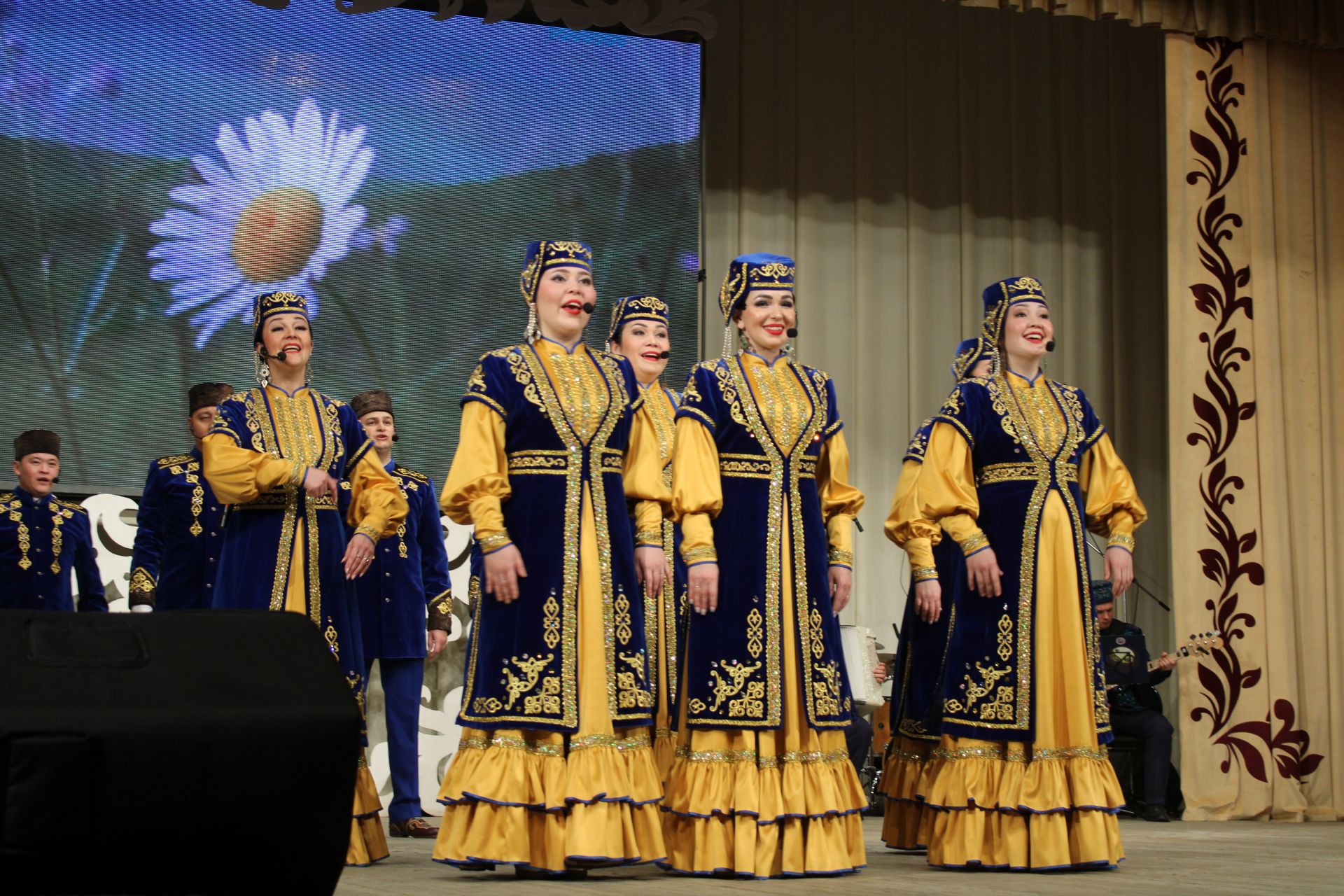 "Агыйдел" дәүләт җыр һәм бию ансамбленең иҗат концертыннан безнең фоторепортаж