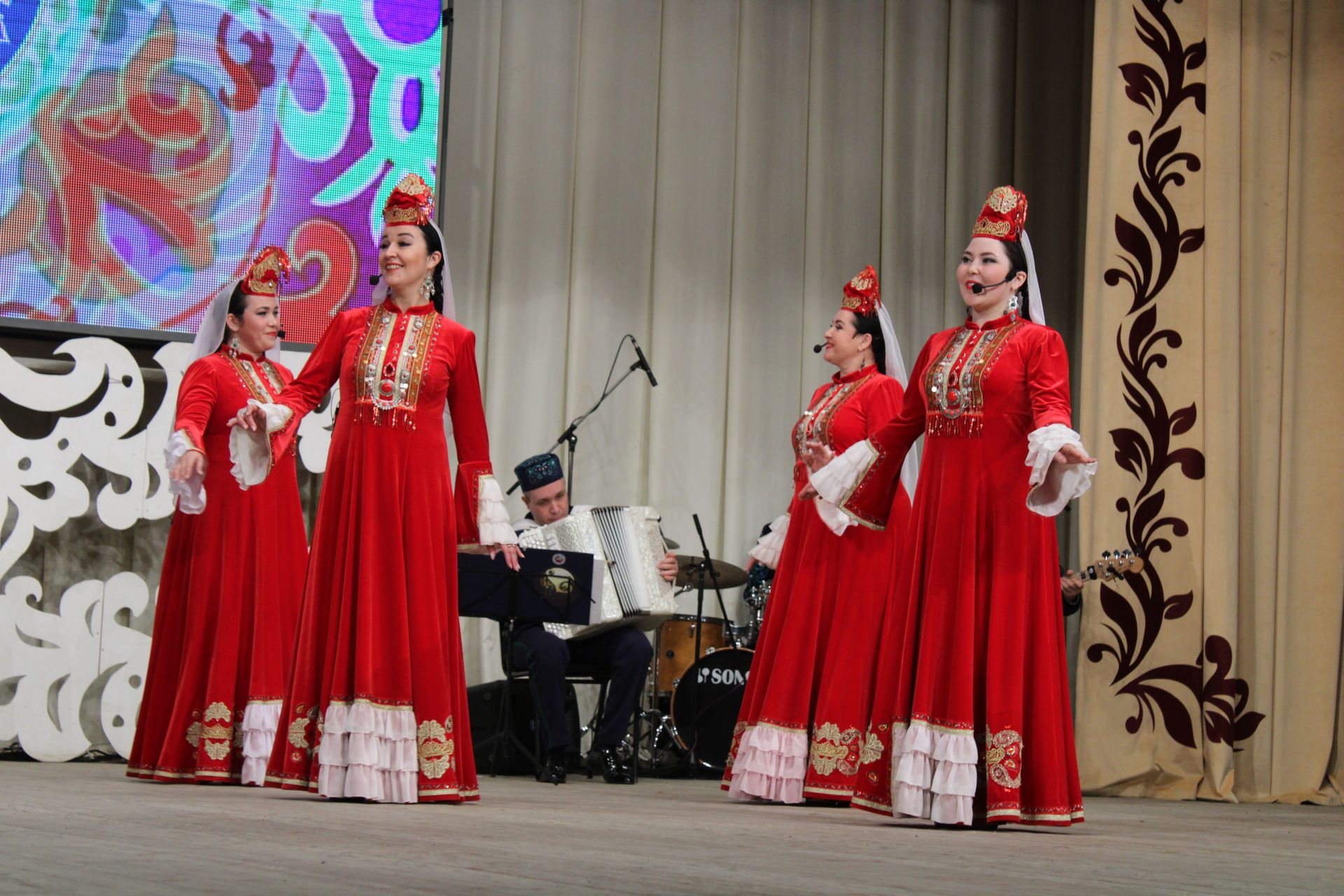 "Агыйдел" дәүләт җыр һәм бию ансамбленең иҗат концертыннан безнең фоторепортаж