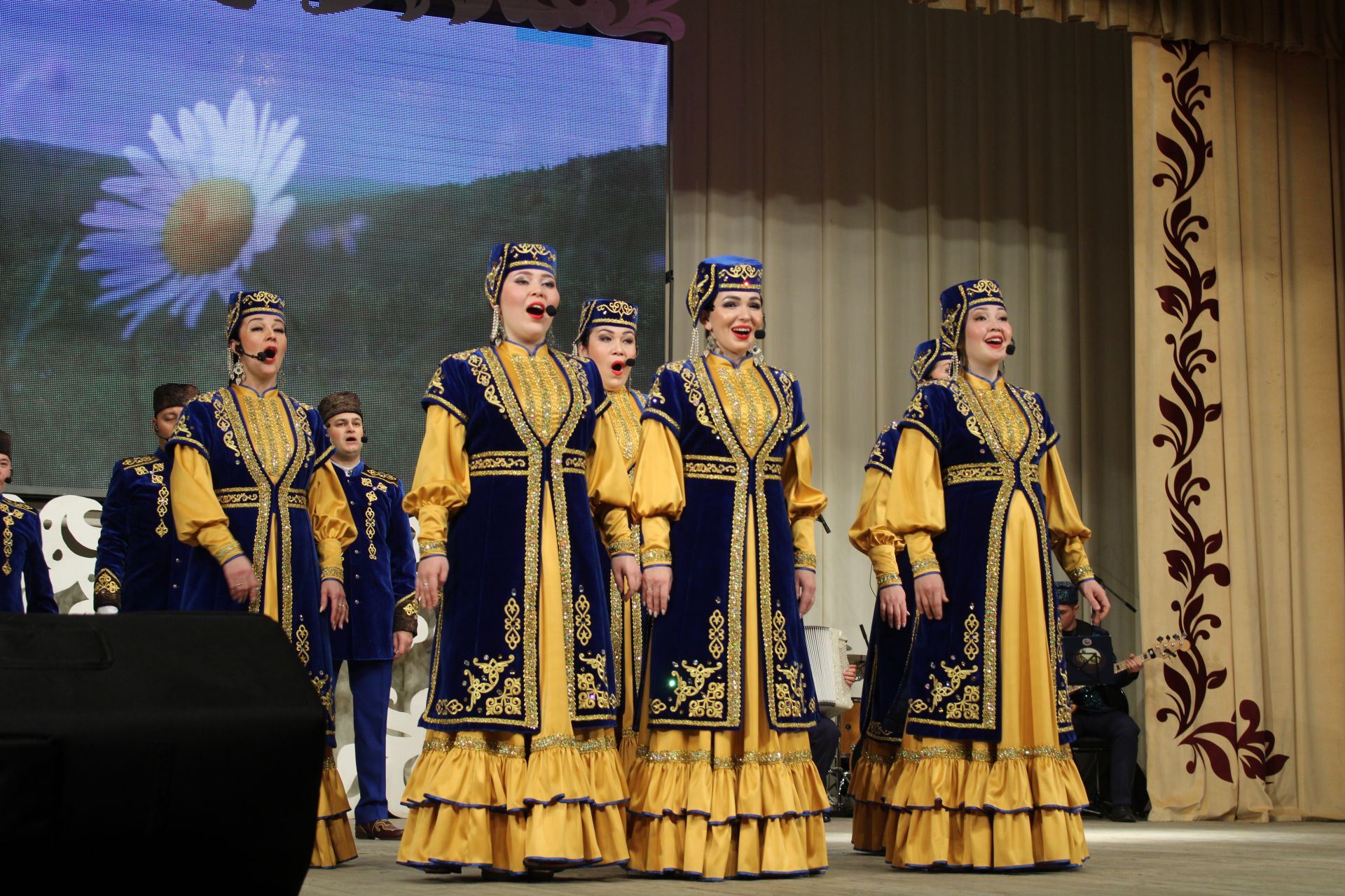 "Агыйдел" дәүләт җыр һәм бию ансамбленең иҗат концертыннан безнең фоторепортаж