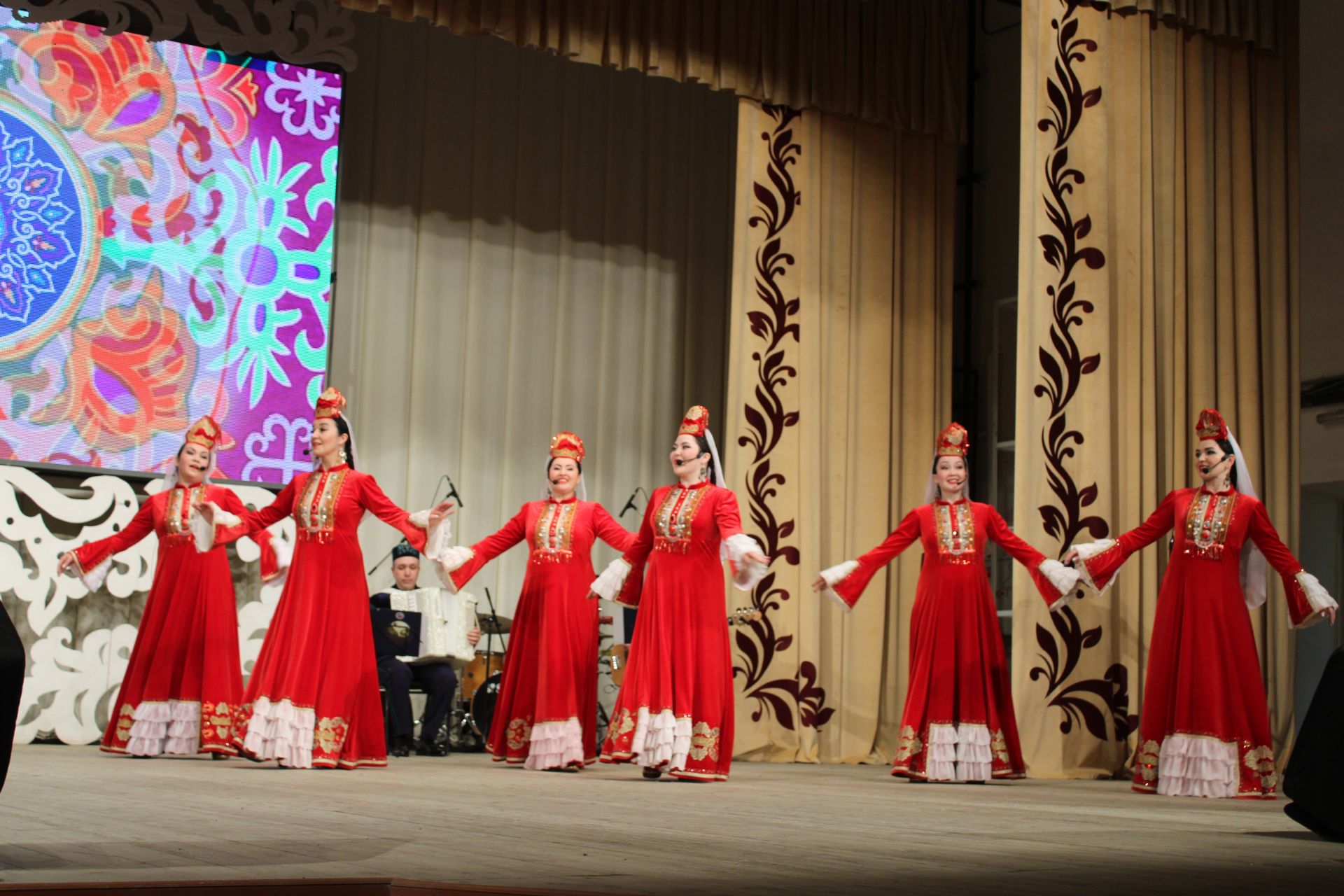 "Агыйдел" дәүләт җыр һәм бию ансамбленең иҗат концертыннан безнең фоторепортаж