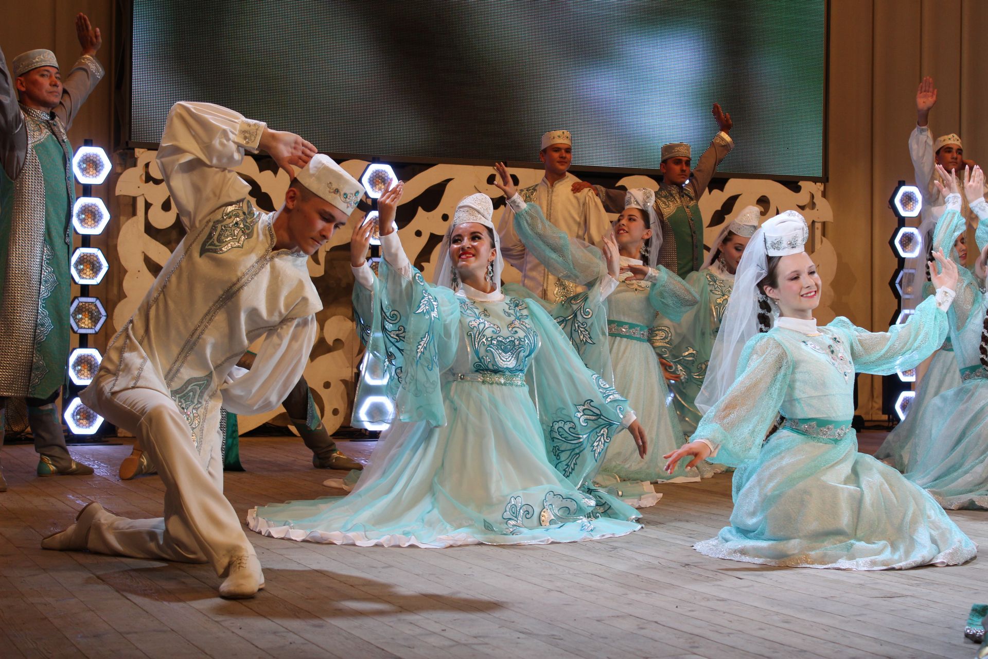 Районыбызның йөзек кашы «Агыйдел» Дәүләт җыр һәм бию ансамбленең 10 еллык юбилей бәйрәменнән безнең фоторепортаж