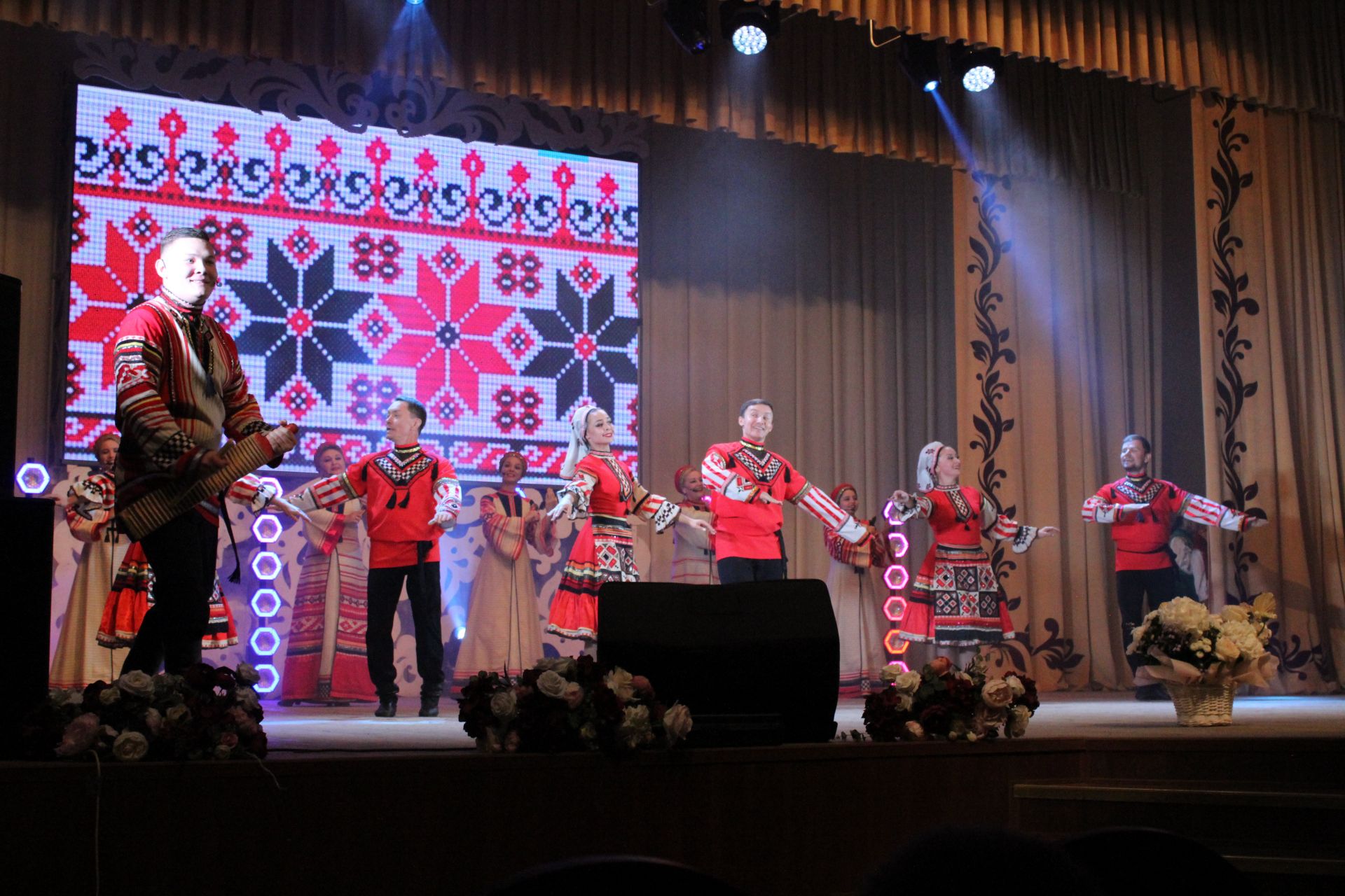 Районыбызның йөзек кашы «Агыйдел» Дәүләт җыр һәм бию ансамбленең 10 еллык юбилей бәйрәменнән безнең фоторепортаж