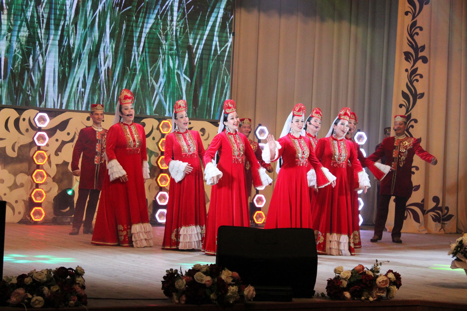 Районыбызның йөзек кашы «Агыйдел» Дәүләт җыр һәм бию ансамбленең 10 еллык юбилей бәйрәменнән безнең фоторепортаж