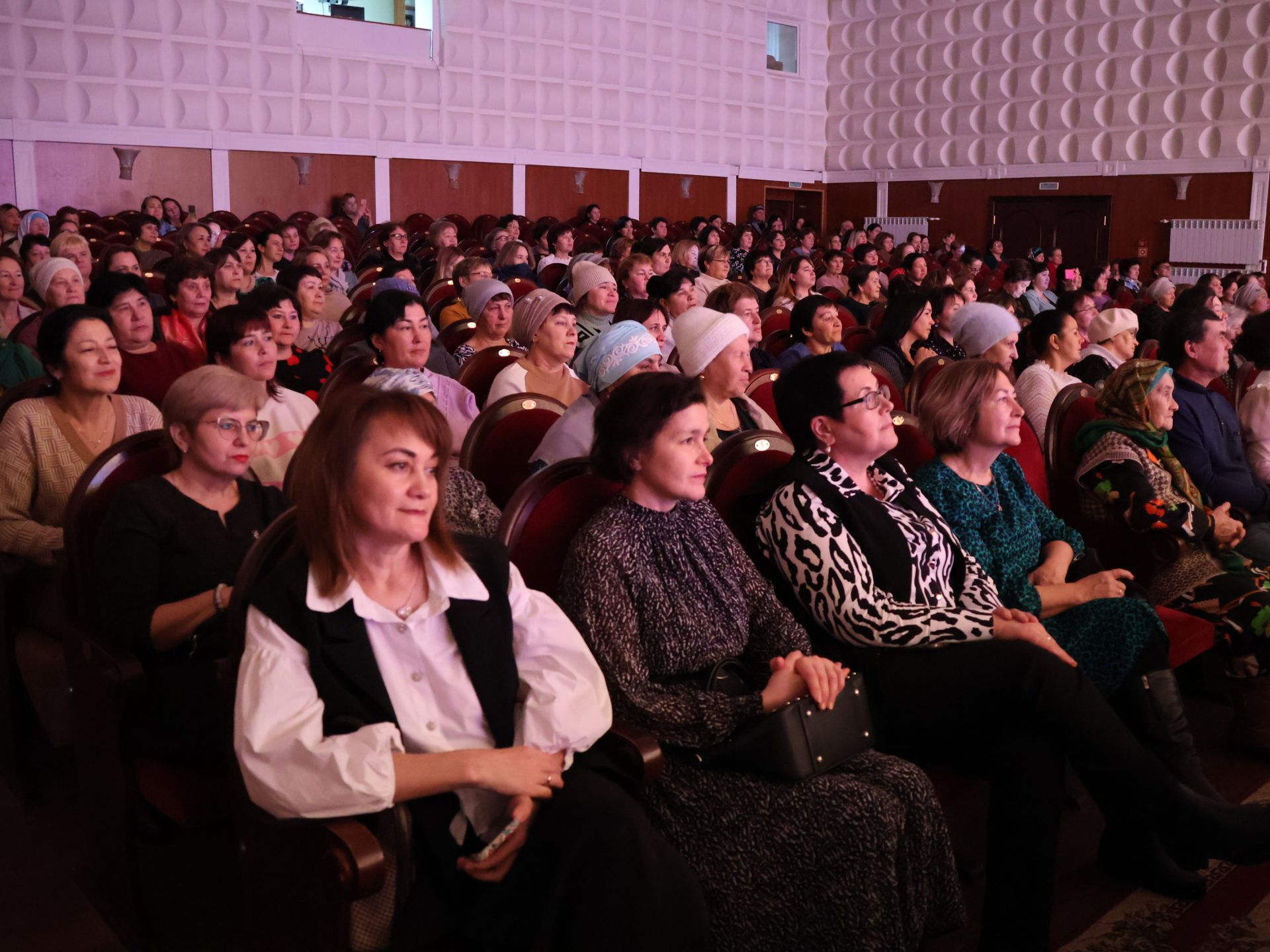 Әниләр көнендә Ленар Зарипов ике райондашыбызга "Ана даны" медале тапшырды