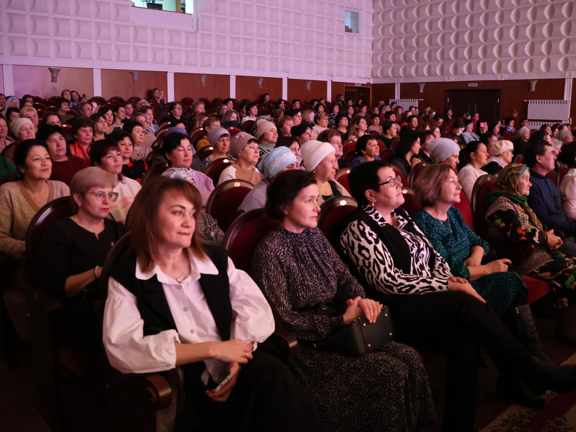 Әниләр көнендә Ленар Зарипов ике райондашыбызга "Ана даны" медале тапшырды