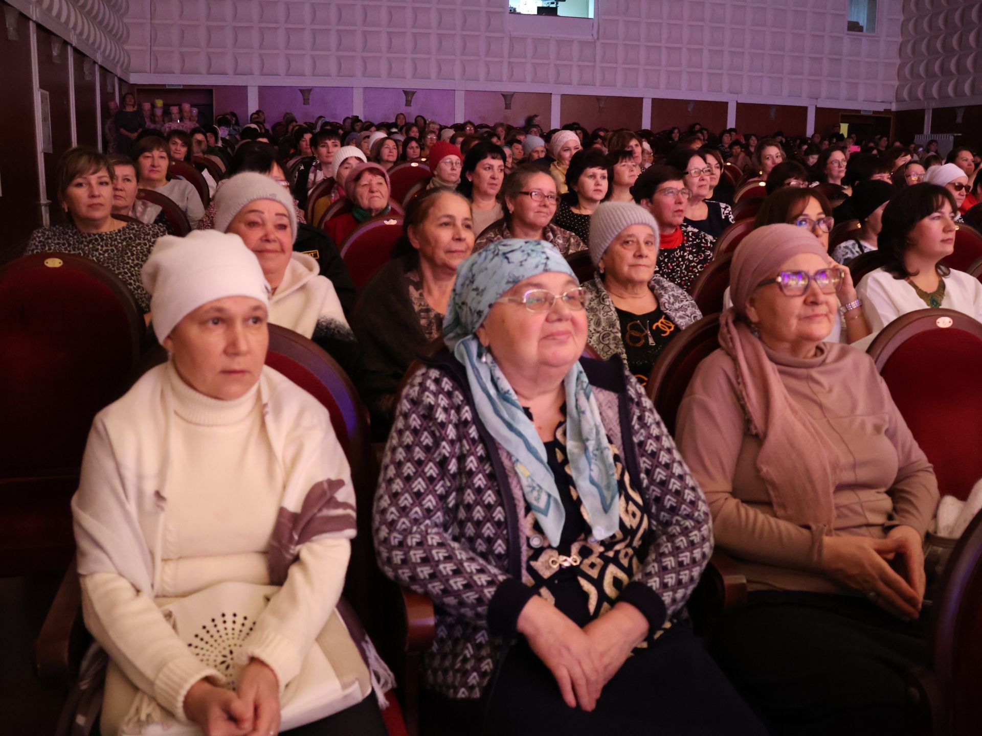 Әниләр көнендә Ленар Зарипов ике райондашыбызга "Ана даны" медале тапшырды