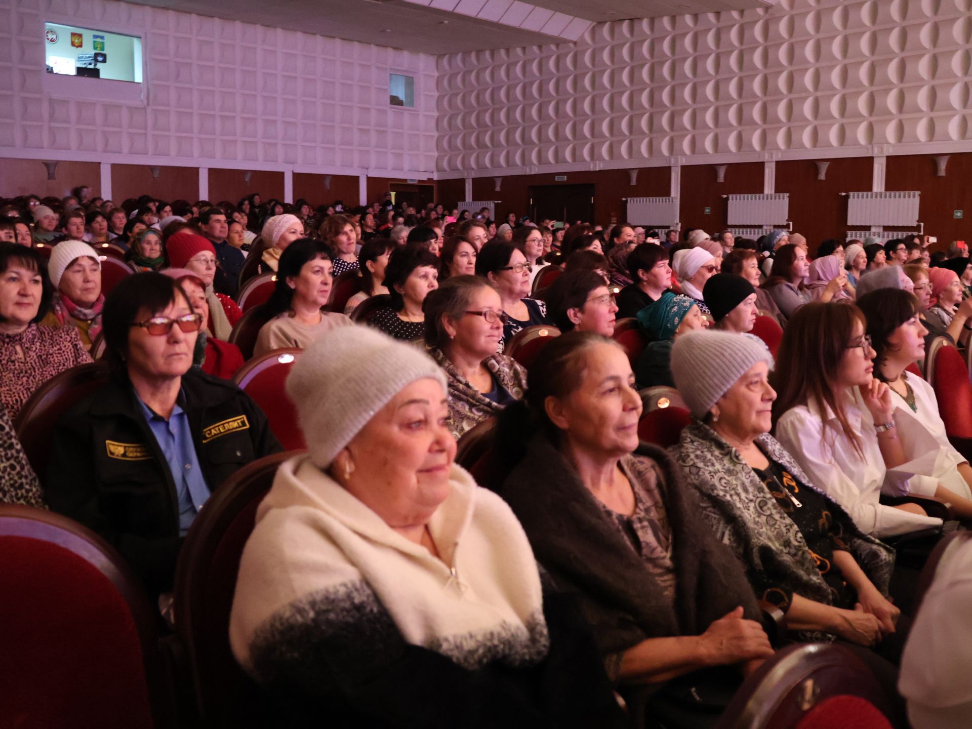 Әниләр көнендә Ленар Зарипов ике райондашыбызга "Ана даны" медале тапшырды