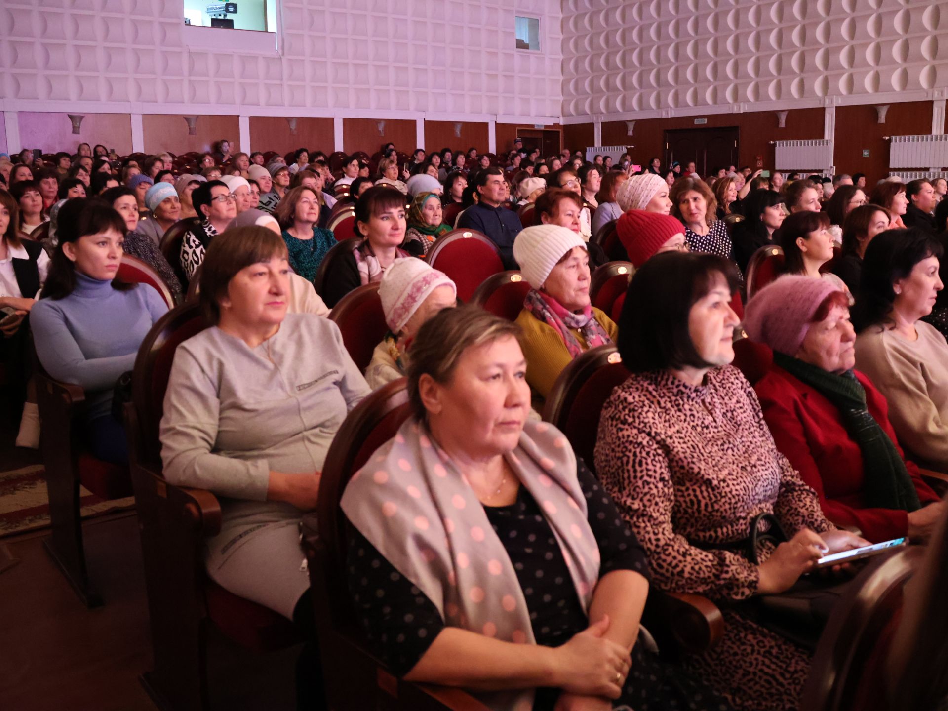 Әниләр көнендә Ленар Зарипов ике райондашыбызга "Ана даны" медале тапшырды