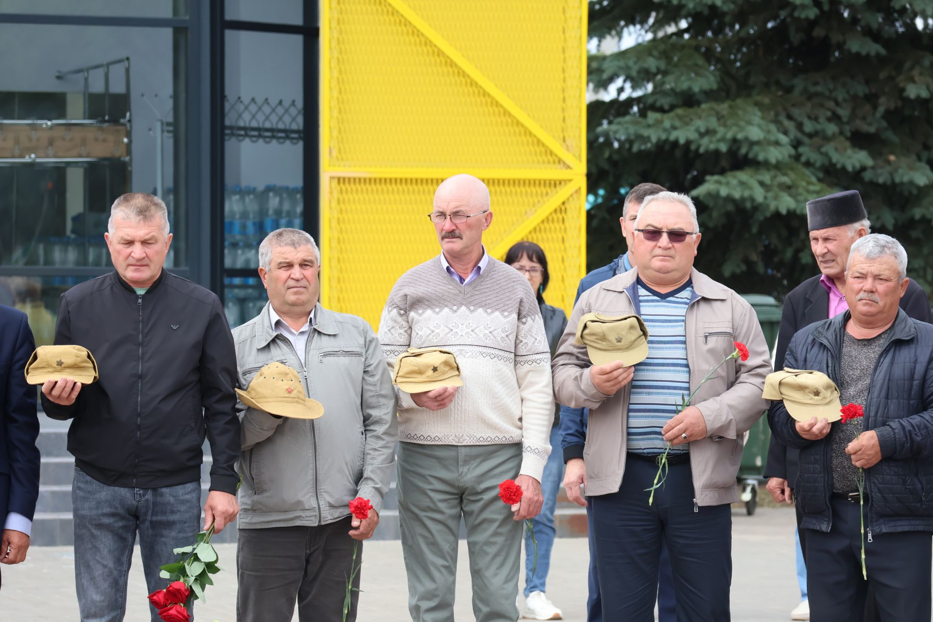 Хәтерләрдә утлы кузлар кебек: Актанышта Хәтер һәм кайгы көненә багышланган митингыннан безнең фоторепортаж