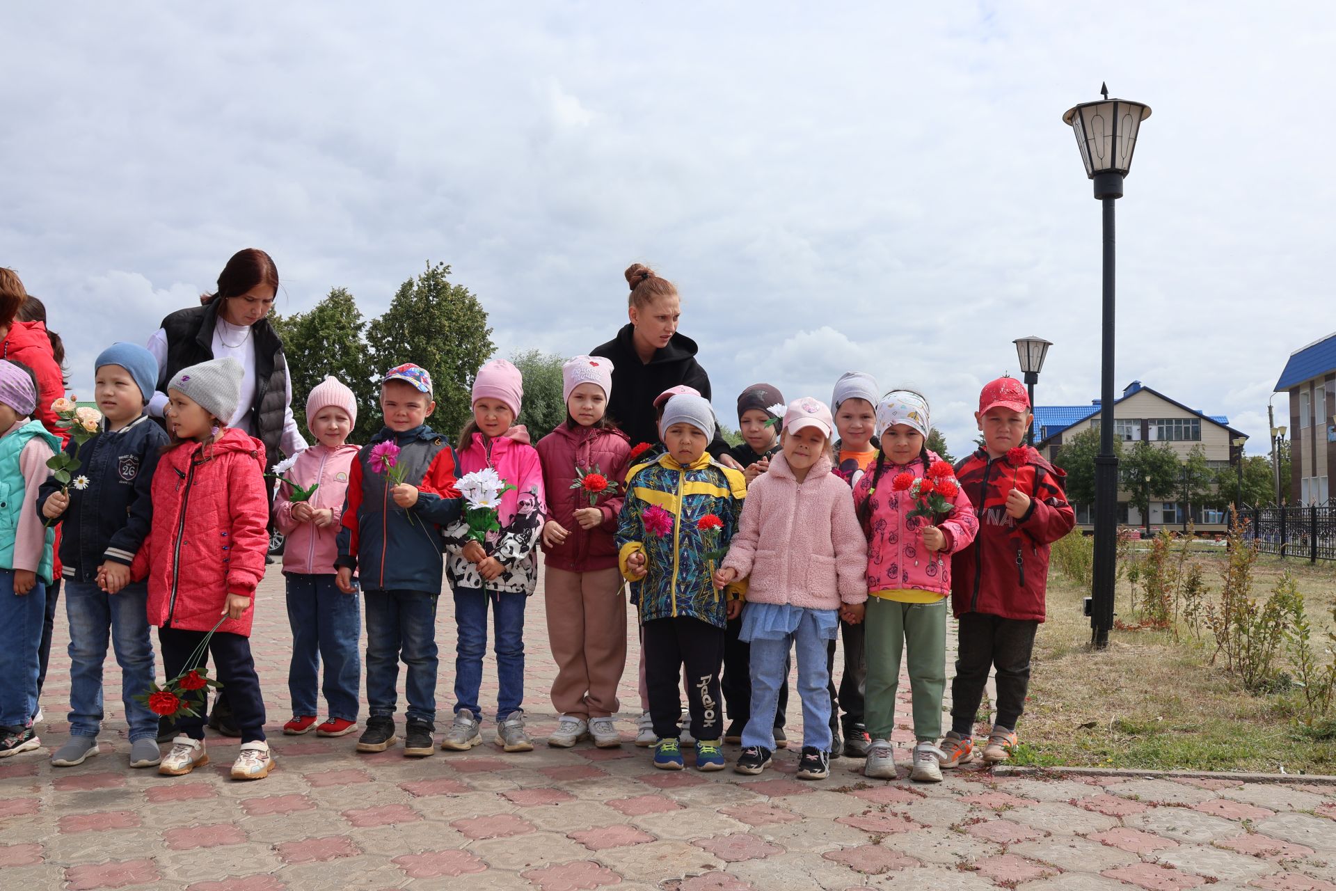 Хәтерләрдә утлы кузлар кебек: Актанышта Хәтер һәм кайгы көненә багышланган митингыннан безнең фоторепортаж