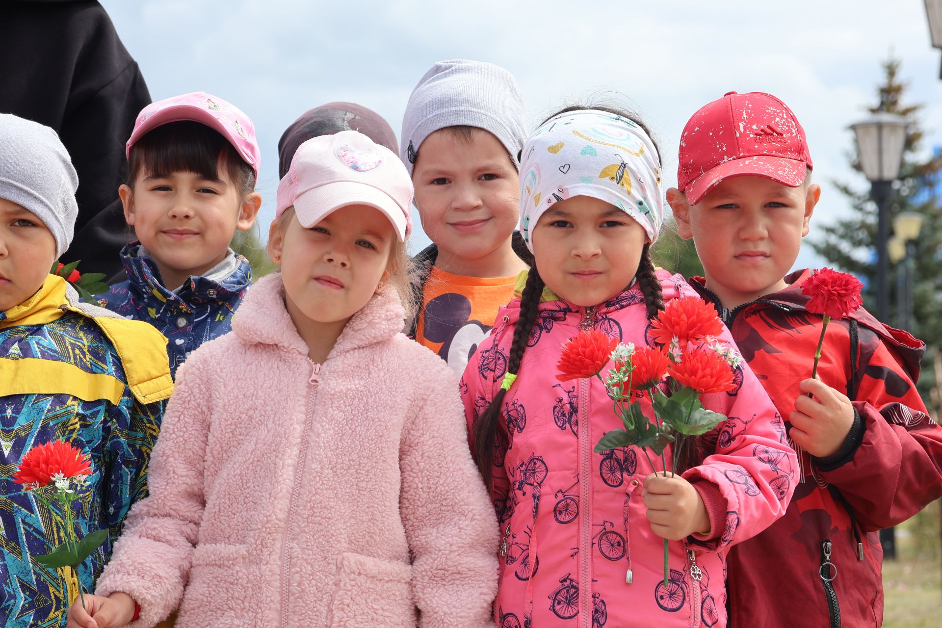 Хәтерләрдә утлы кузлар кебек: Актанышта Хәтер һәм кайгы көненә багышланган митингыннан безнең фоторепортаж