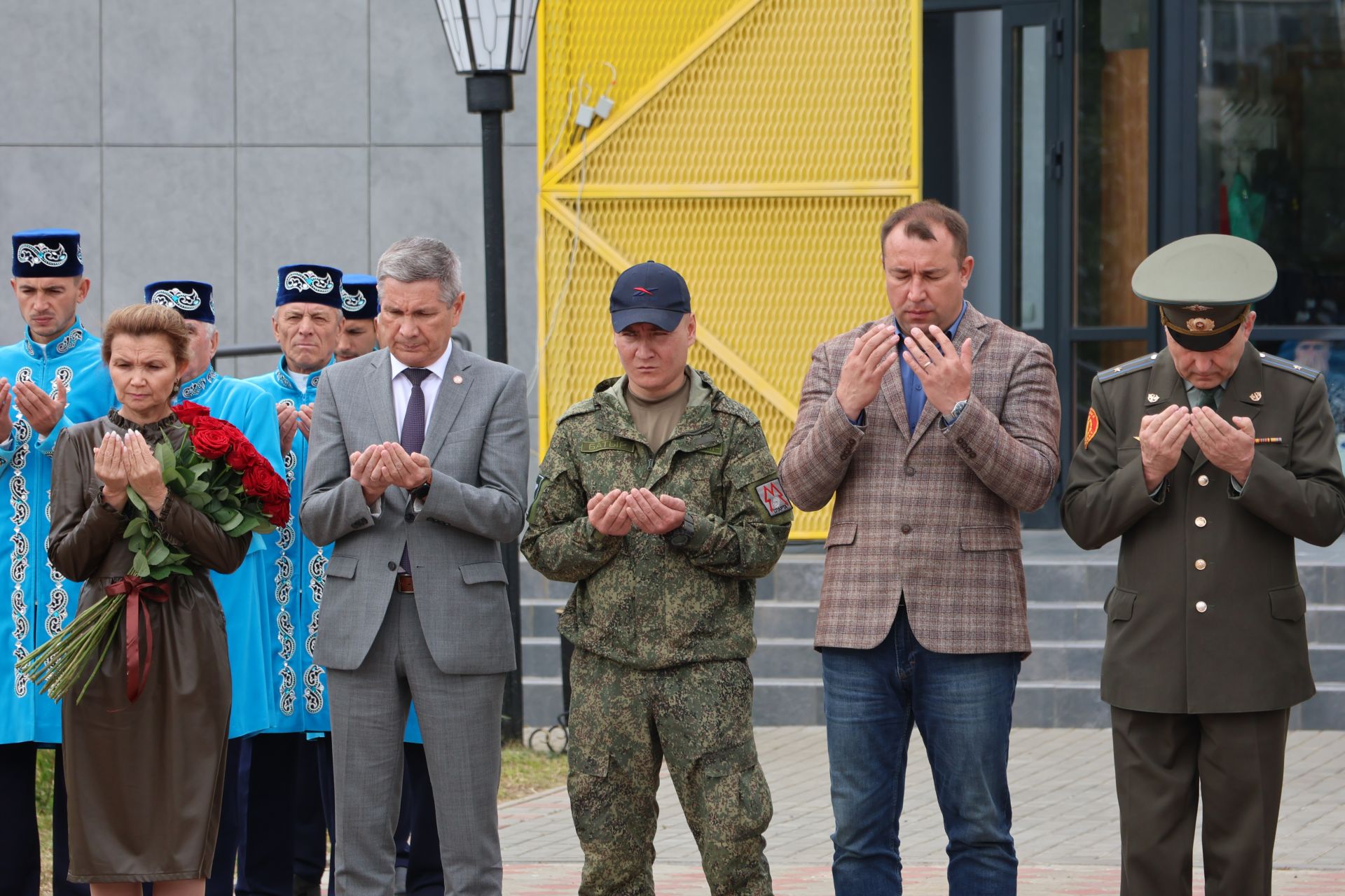 Хәтерләрдә утлы кузлар кебек: Актанышта Хәтер һәм кайгы көненә багышланган митингыннан безнең фоторепортаж