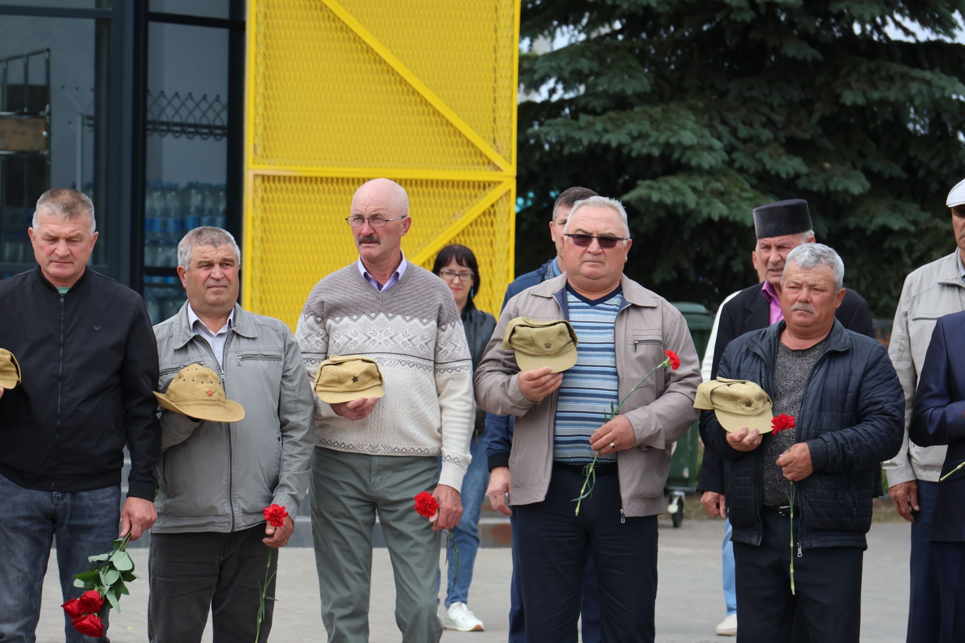 Хәтерләрдә утлы кузлар кебек: Актанышта Хәтер һәм кайгы көненә багышланган митингыннан безнең фоторепортаж